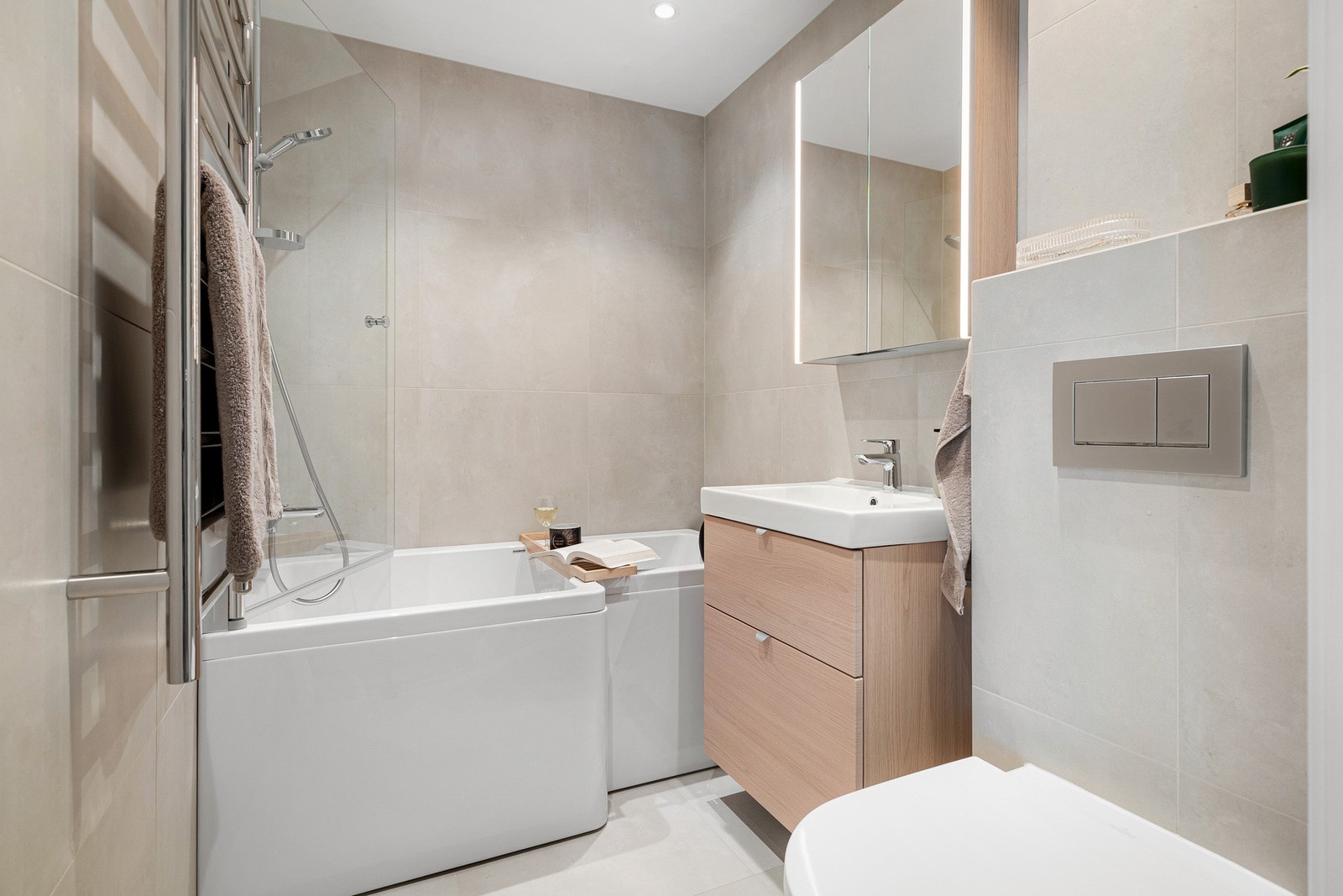 Stilfullt og moderne bad med gjennomført design og fokus på praktiske løsninger. Galleribilde