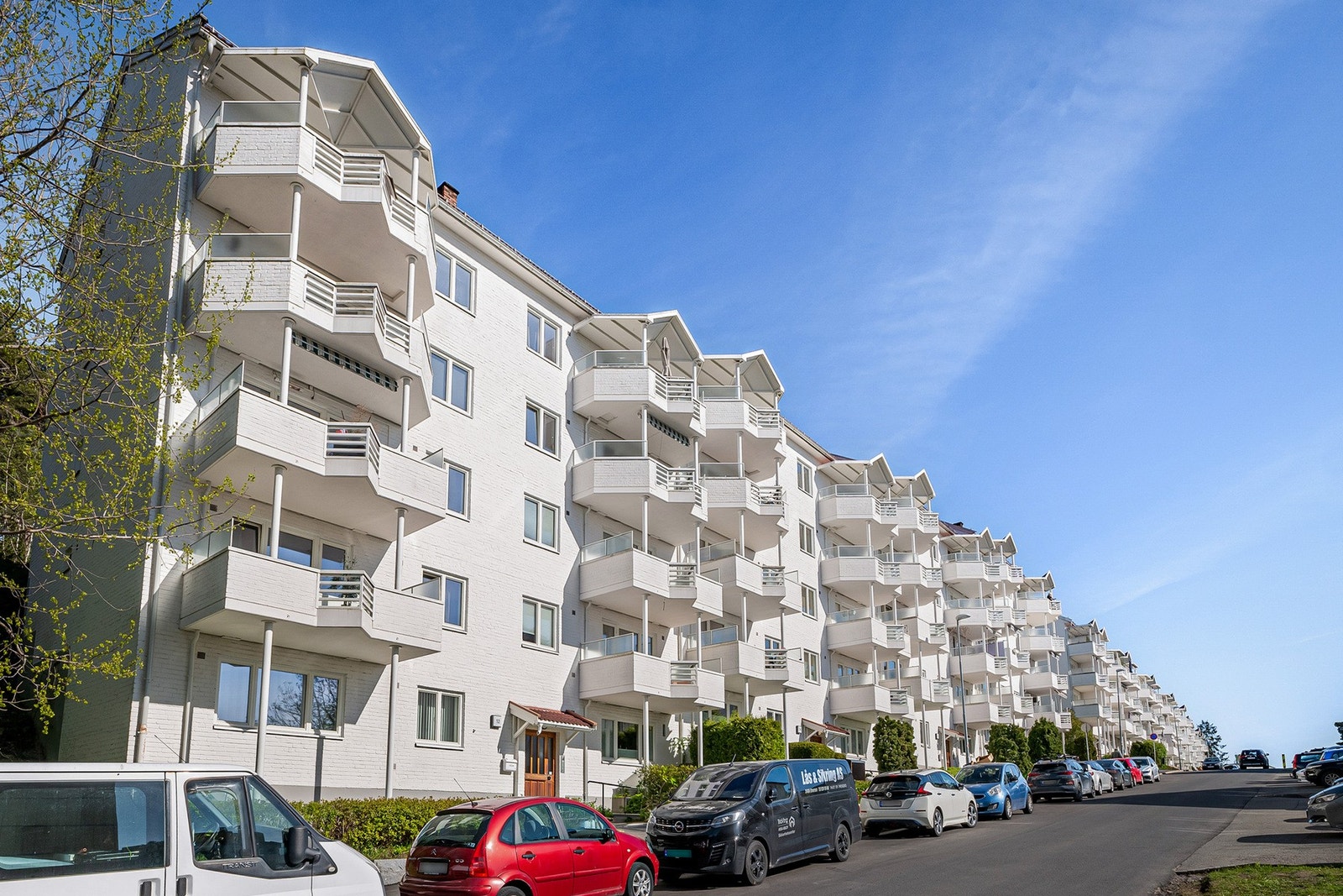 Her bor du i et veldrevet borettslag - Et flott sted å bo for deg som ønsker en rolig tilværelse i nærheten av grønne friarealer, men samtidig kort vei til Oslo sentrum. Galleribilde