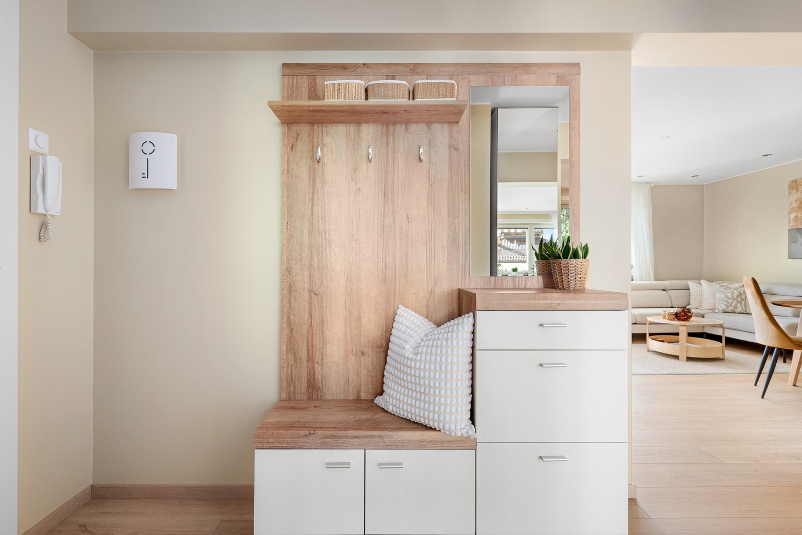 I entréen er det en funksjonell sittebenk med knagger og skuffer - en smart løsning for oppbevaring og en ryddig velkomst. Galleribilde