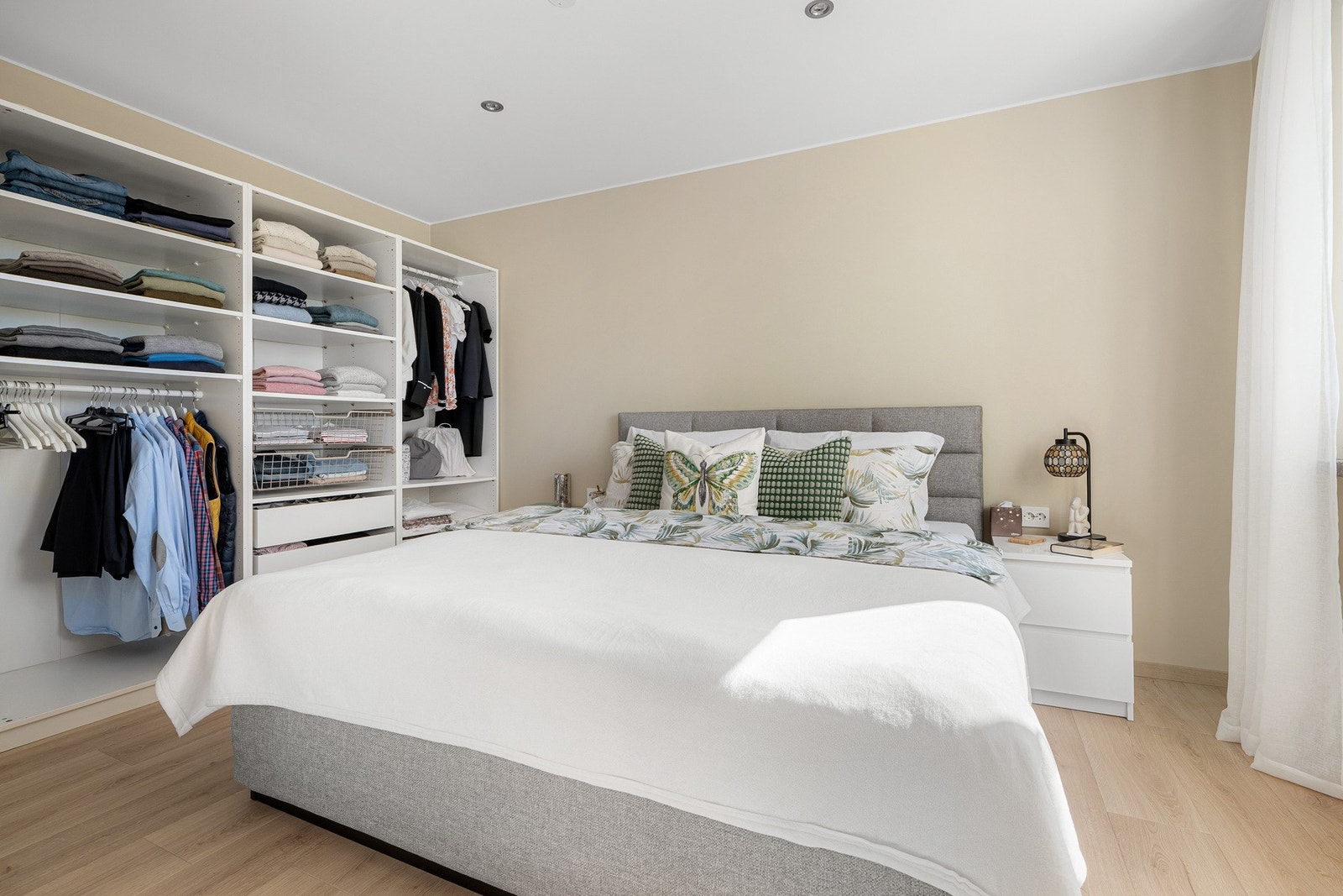 Hovedsoverommet er innredet med et stort garderobeskap. Galleribilde