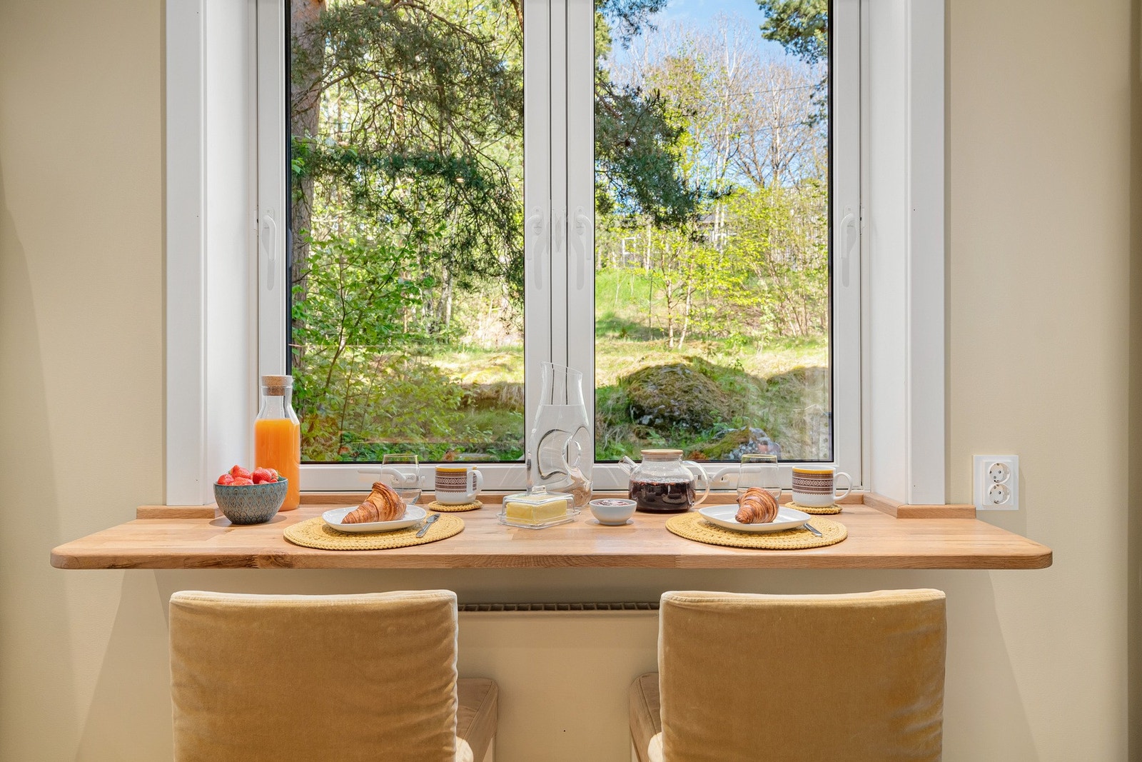 Koselig sitteplass der morgenkaffen kan nytes med utsyn mot et lite skogholt der rådyrene ofte kommer forbi. Galleribilde