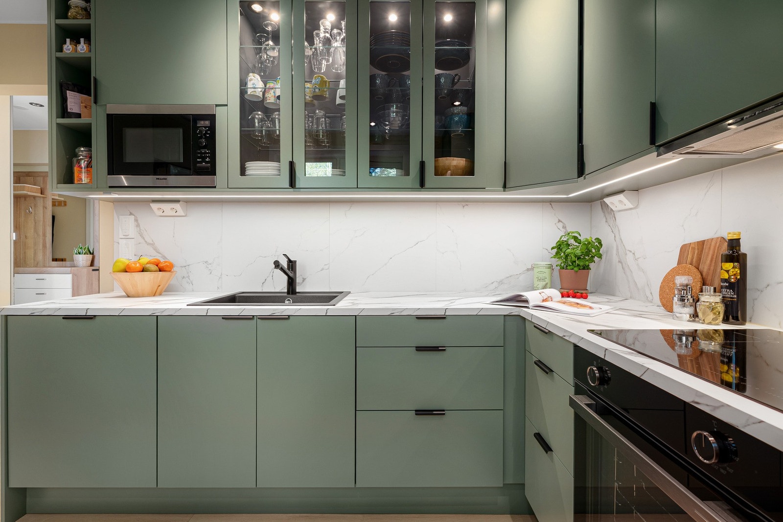 Det er rikelig med skap- og benkeplass for oppbevaring og matlaging. Galleribilde