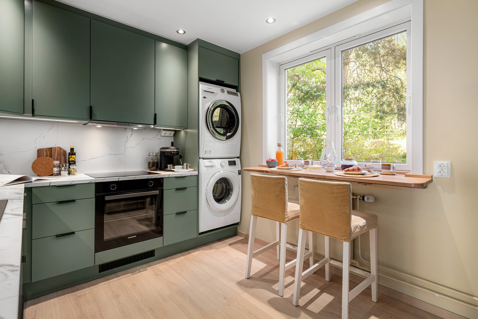 Hvitevarene som integrert stekeovn, platetopp og oppvaskmaskin medfølger handelen. Vaskemaskin og tørketrommel er praktisk plassert i innredningen. Galleribilde