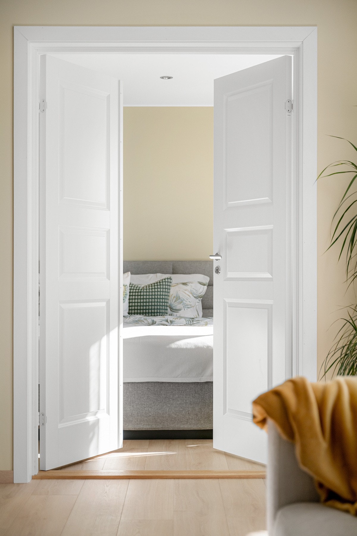 Fra stuen er det adkomst til hovedsoverommet via tofløyet dør. Galleribilde