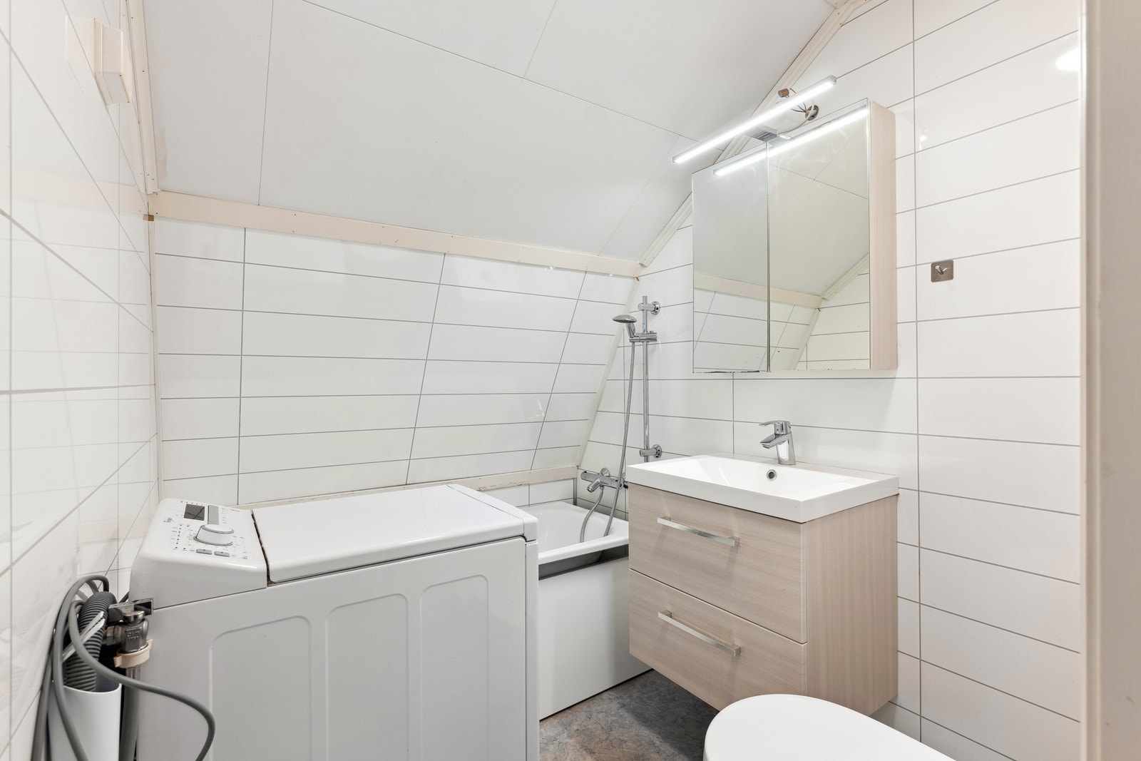 Pent bad med badekar/dusj, servant m/innredning, toalett og vaskemaskin Galleribilde