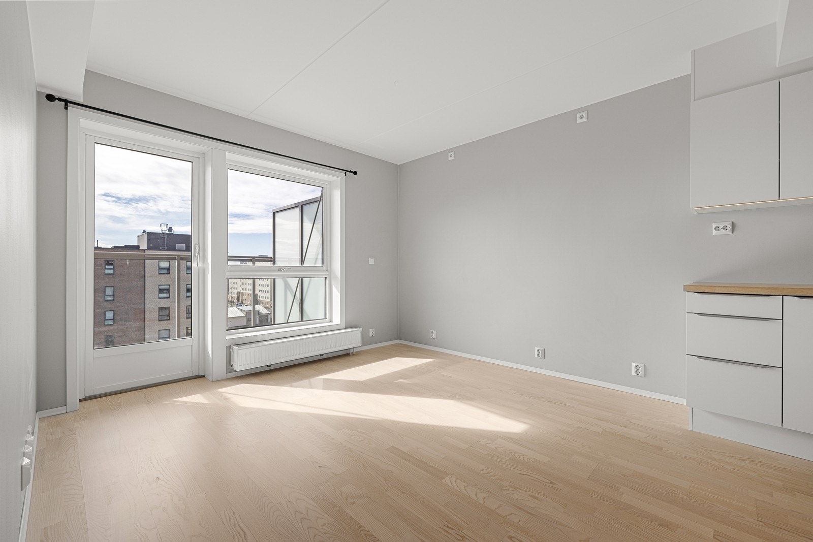 Stuen, i kombinasjon med kjøkken, har plass til både spisebord og sofahjørne. Fra stuen er det direkte utgang til balkong. Galleribilde