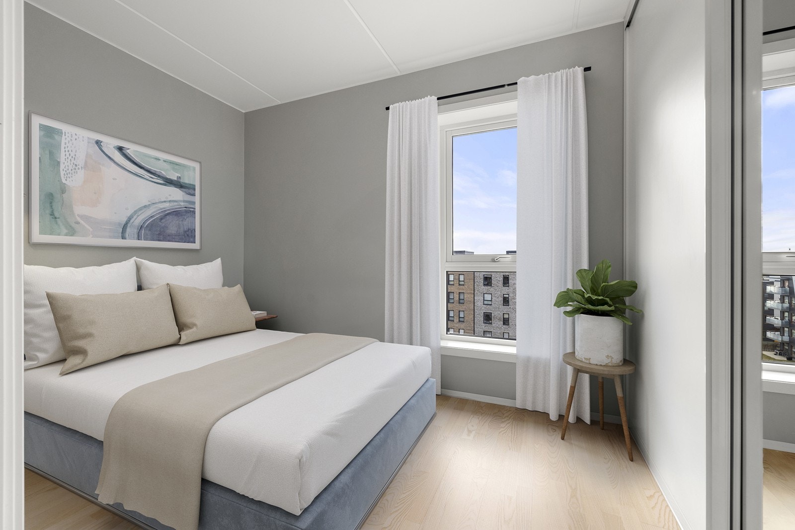 Luftig soverom med mulighet for dobbeltseng og tilhørende nattbord. (Digitalstyling av hvordan soverommet kan møbleres) Galleribilde