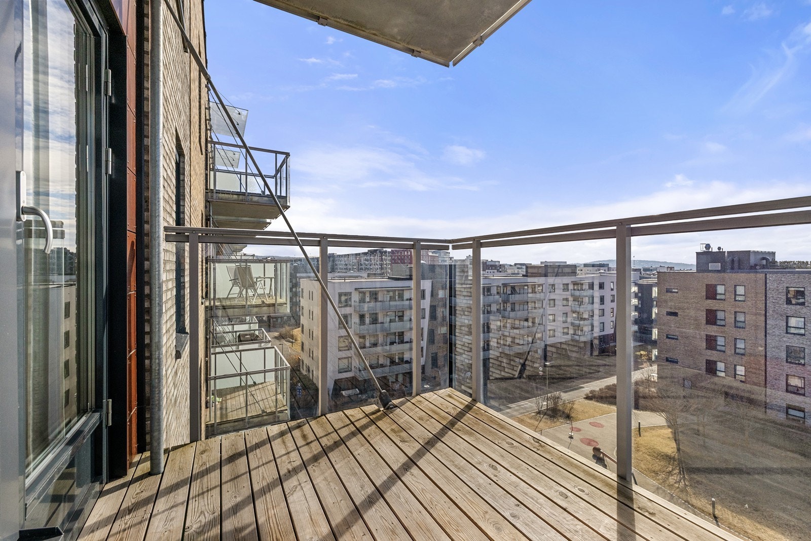 Sittegruppe og grillutstyr kan plasseres her, det er takoverbygg og pene skillevegger. Sydvestvendt med fine lysforhold og her kan varme sommerdager nytes. Galleribilde