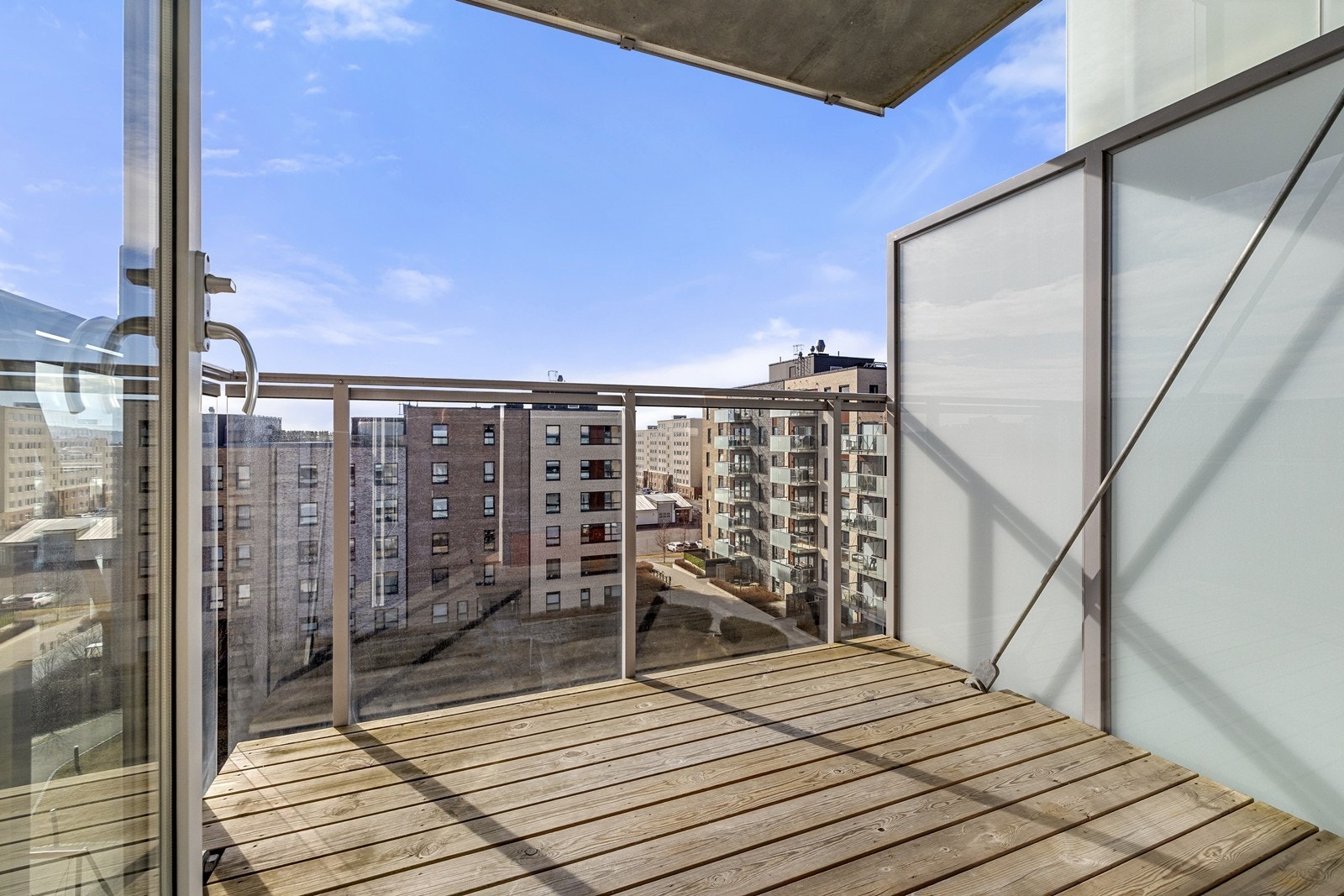 Balkongen fungerer i sommerhalvåret som en forlengelse av rommet og her er det flott utsikt. Galleribilde