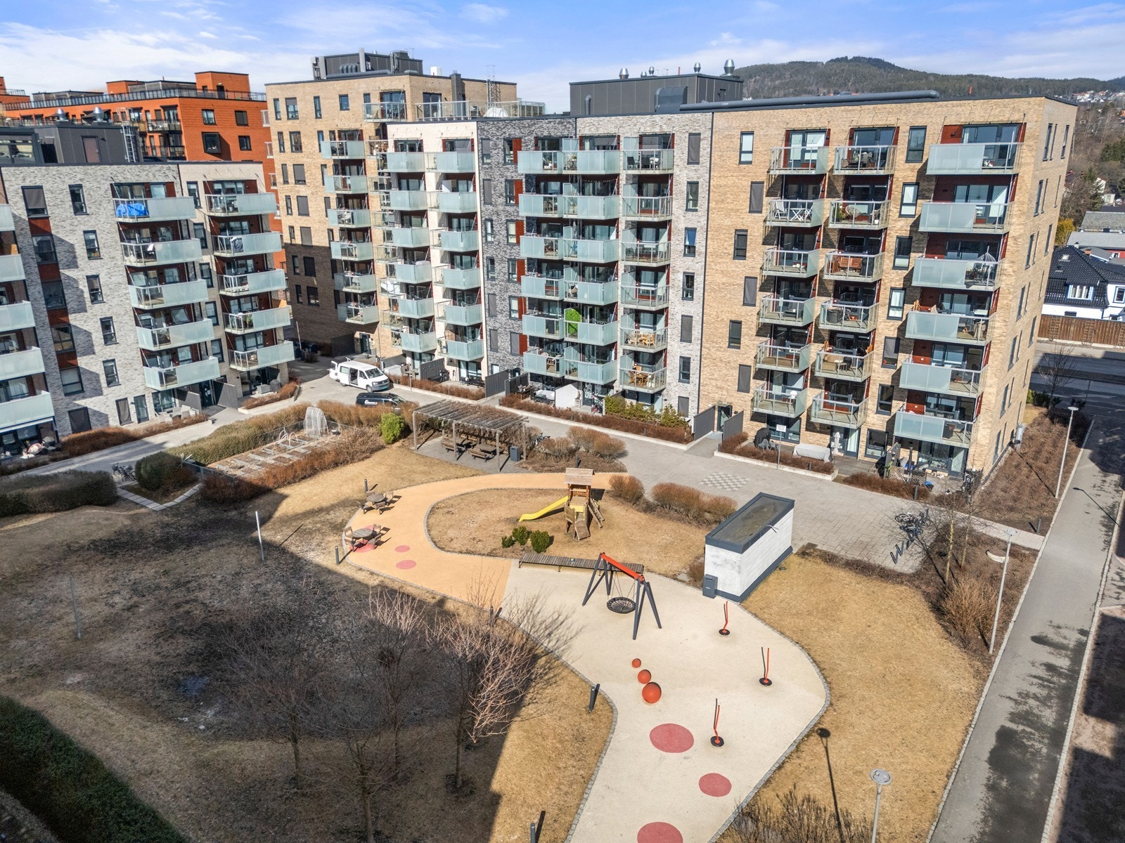 Sentralt på Løren - Bo i et moderne og populært område med grønne parker, lekeplasser og et rikt servicetilbud rett utenfor døren. Galleribilde