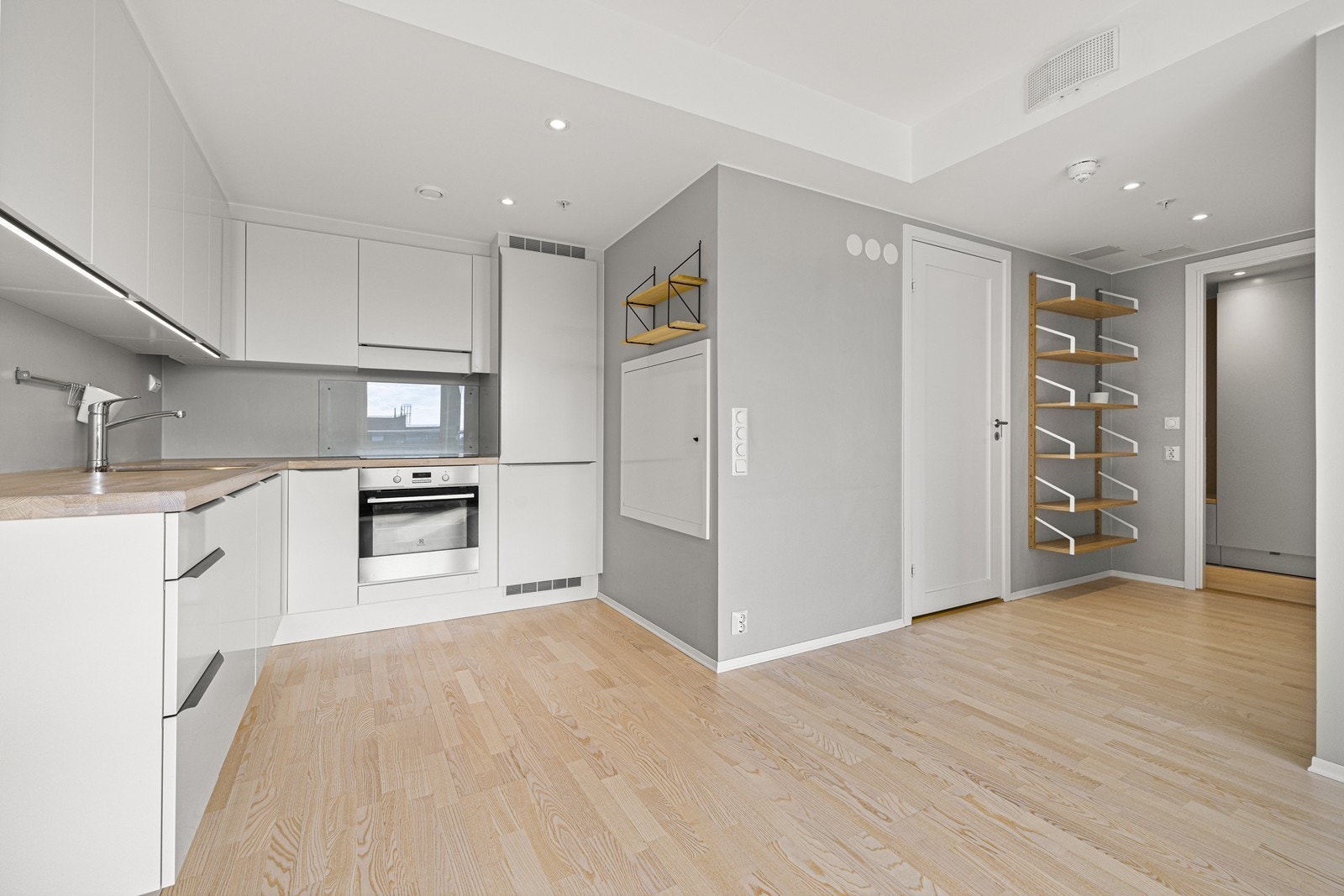 Kjøkken med integrerte hvitevarer som koketopp, stekeovn, oppvaskmaskin og kjøle-/fryseskap. Galleribilde