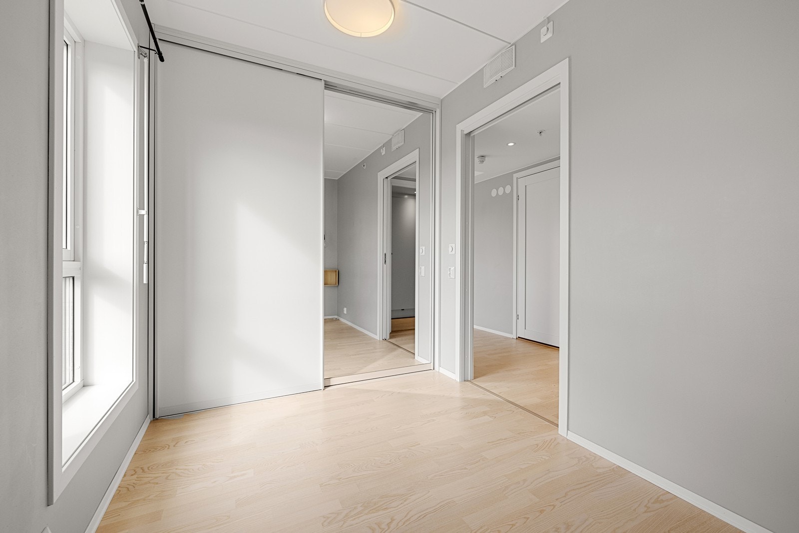 Romslig garderobeløsning fra HTH, hvor alt av klær og utstyr kan plasseres. Galleribilde