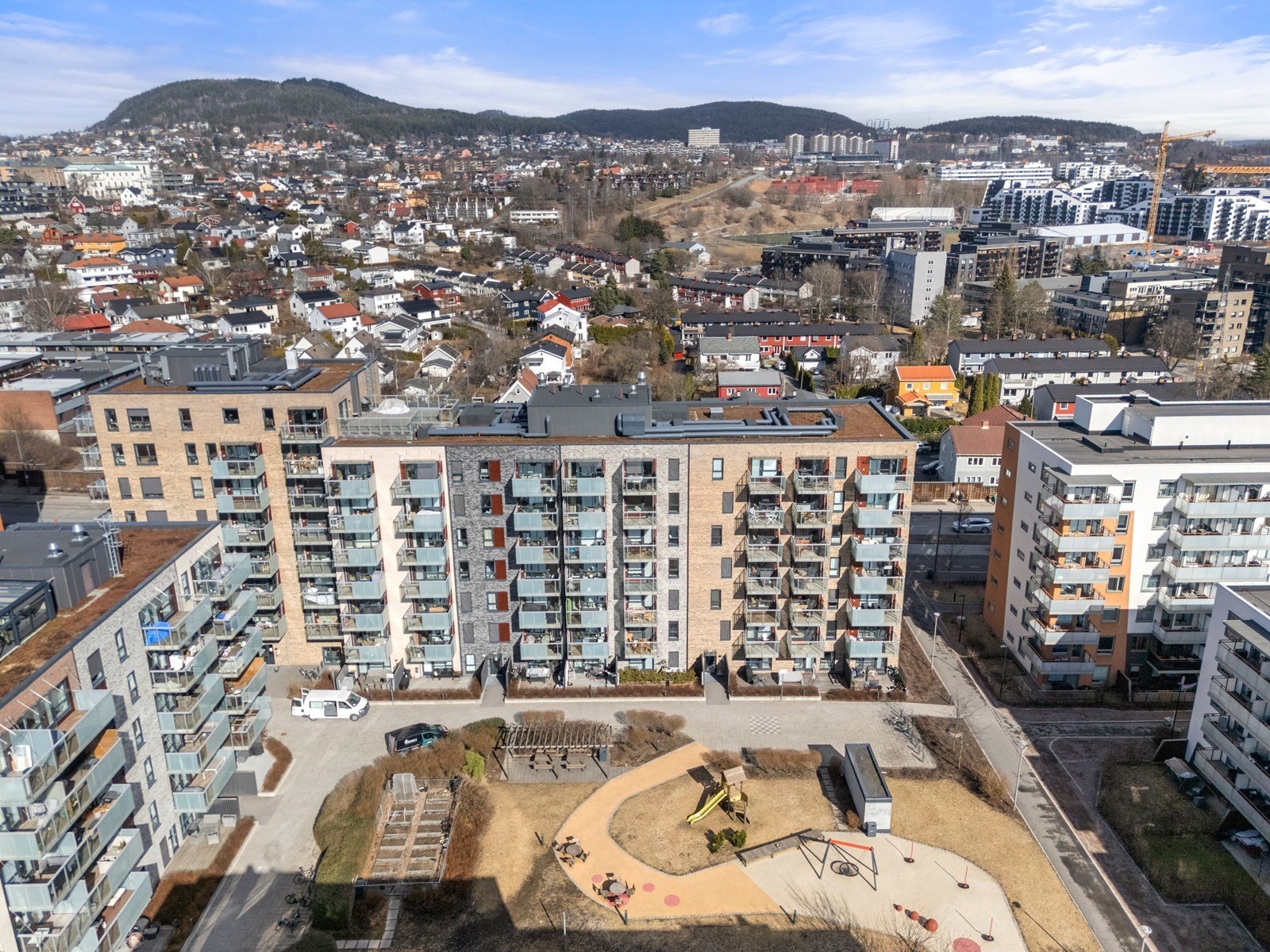 Det er kort vei til T-bane, buss og bysykkel, som gir rask tilgang til resten av byen. Galleribilde