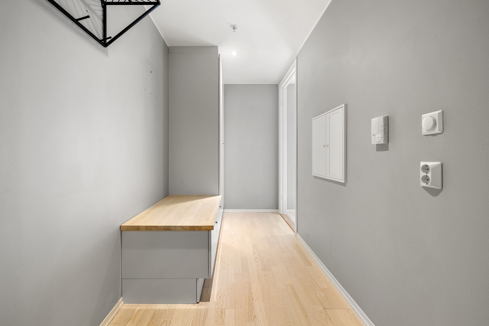 Entréen gir et godt førsteinntrykk av leiligheten og her er det god plass til oppheng av yttertøy, samt plassering av sko. Galleribilde