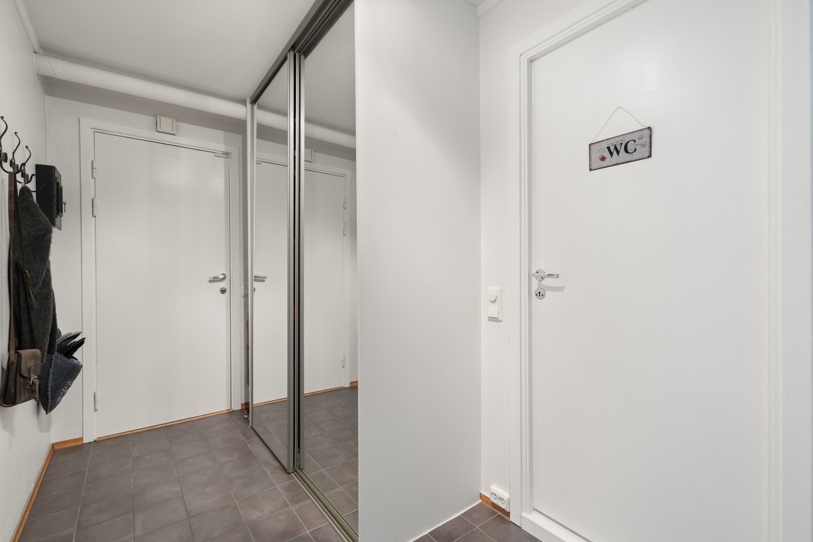 Skyvedørsgarderobe i entréen Galleribilde