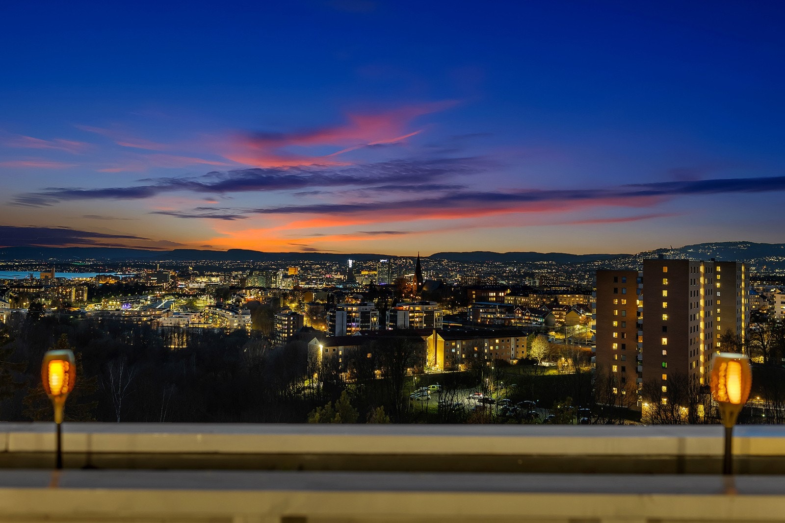 Stor og luftig 2-roms terrasseleilighet med fantastisk vidstrakt panoramautsikt og optimale solforhold Galleribilde