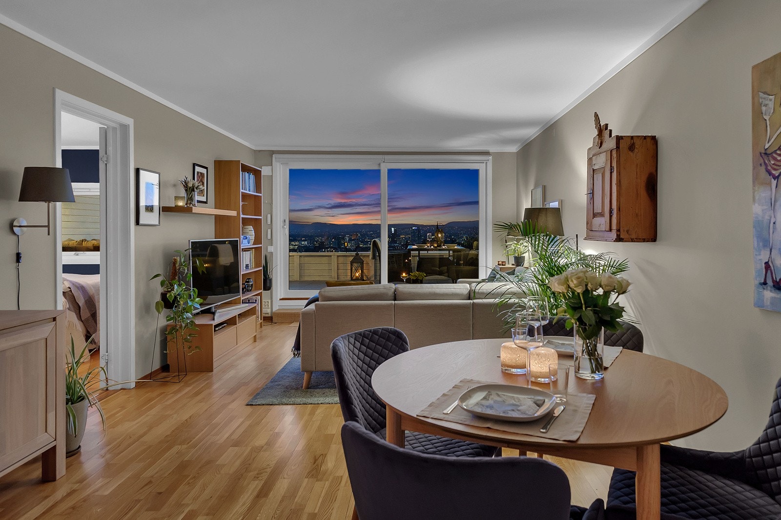 Her bor man usjenert, høyt og fritt over byen med fantastisk panoramautsikt over Oslo, Oslofjorden og områdene rundt byen Galleribilde