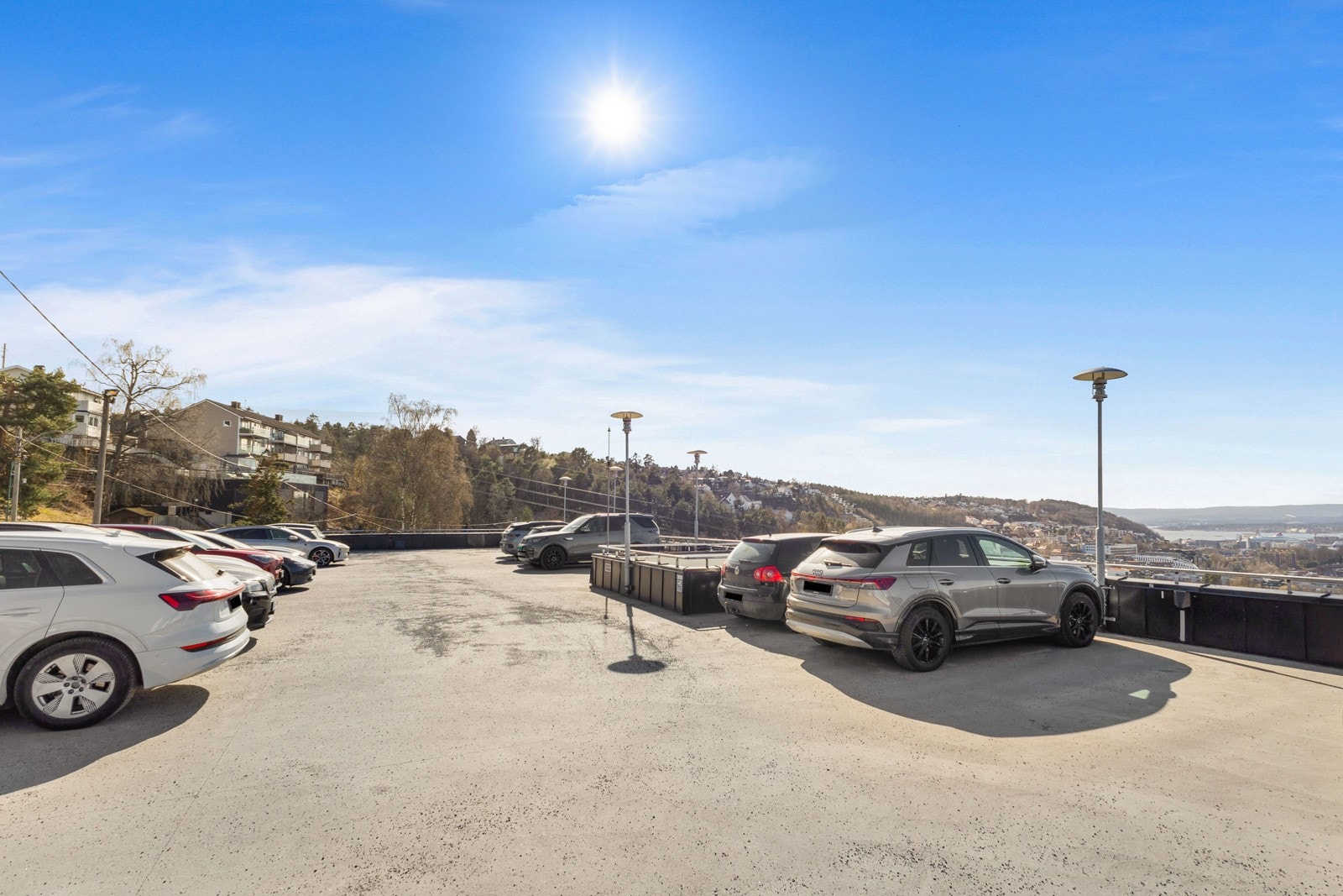 Det medfølger fast biloppstillingsplass med mulighet for elbillader. Borettslaget har gjesteparkering Galleribilde