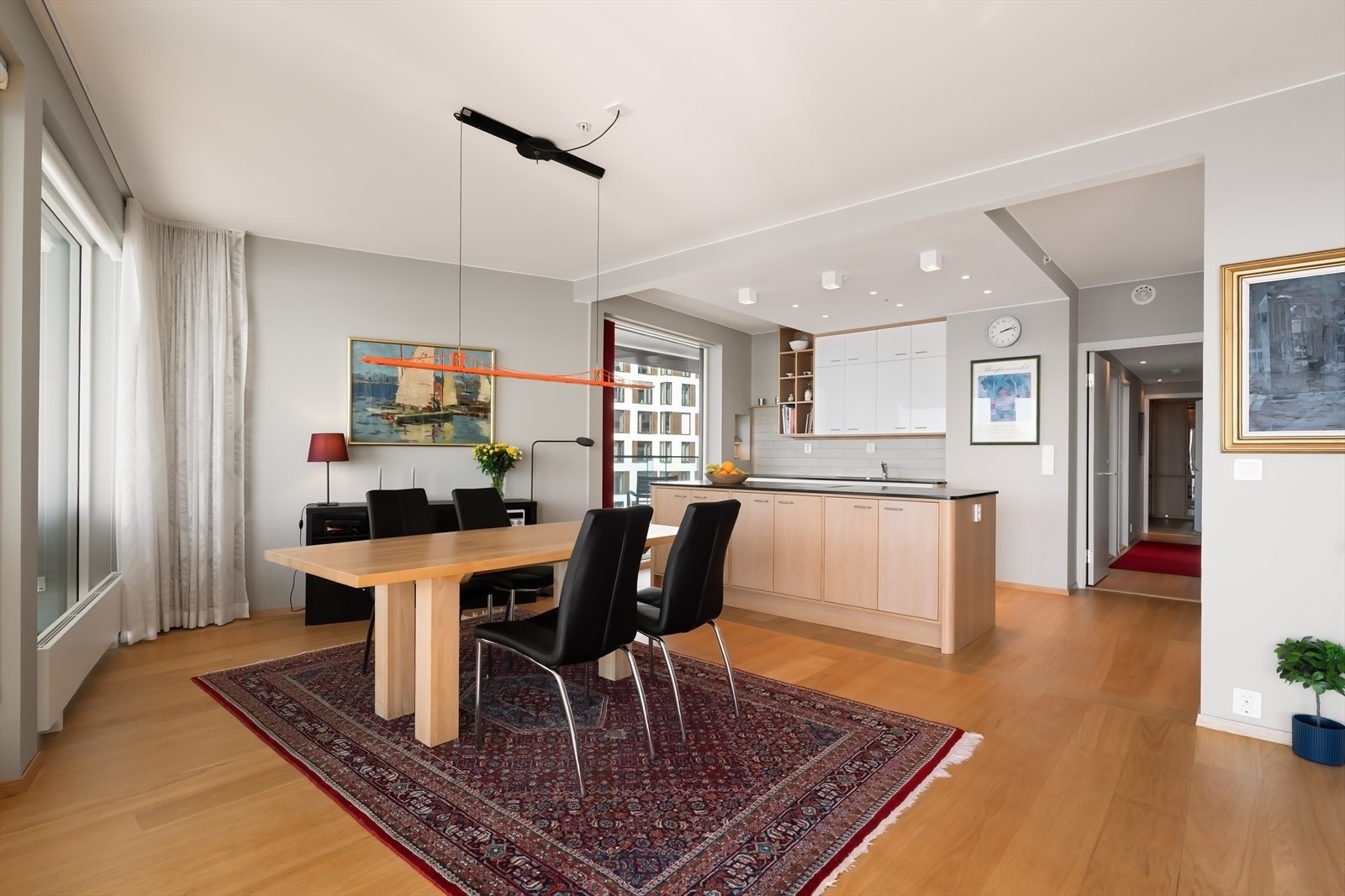 Spisestue i åpen løsning mot kjøkkenet Galleribilde