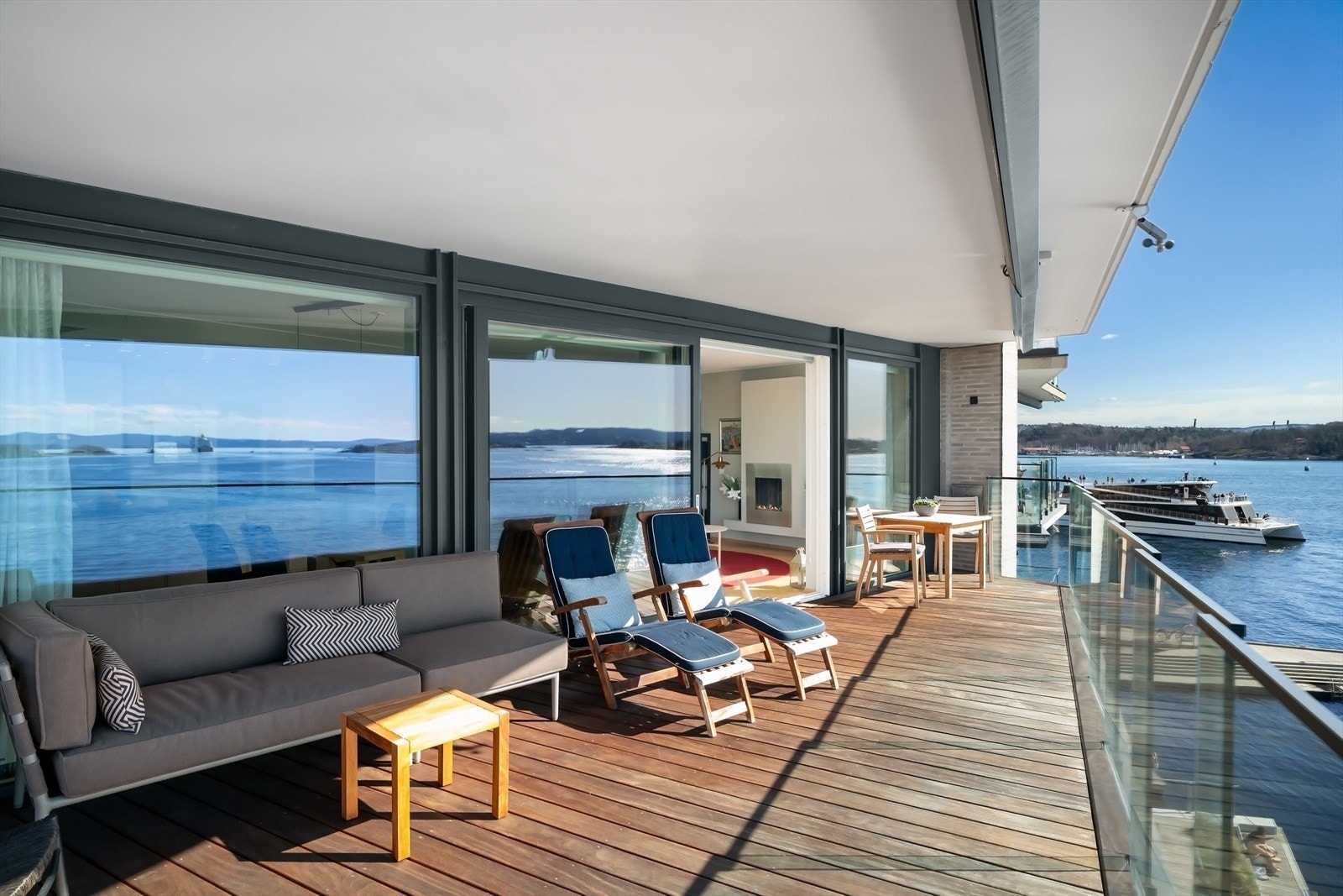 Rekkverk i glass slik at man får godt med lys og utsikt Galleribilde