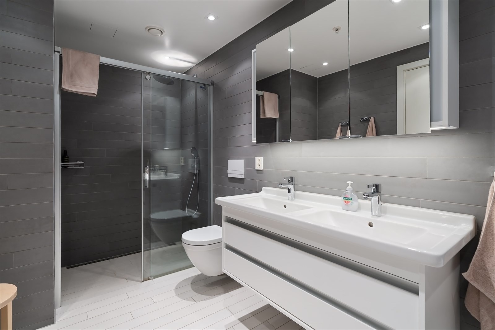 Stort, delikat og innbydende hovedbad med både dusj og badekar Galleribilde