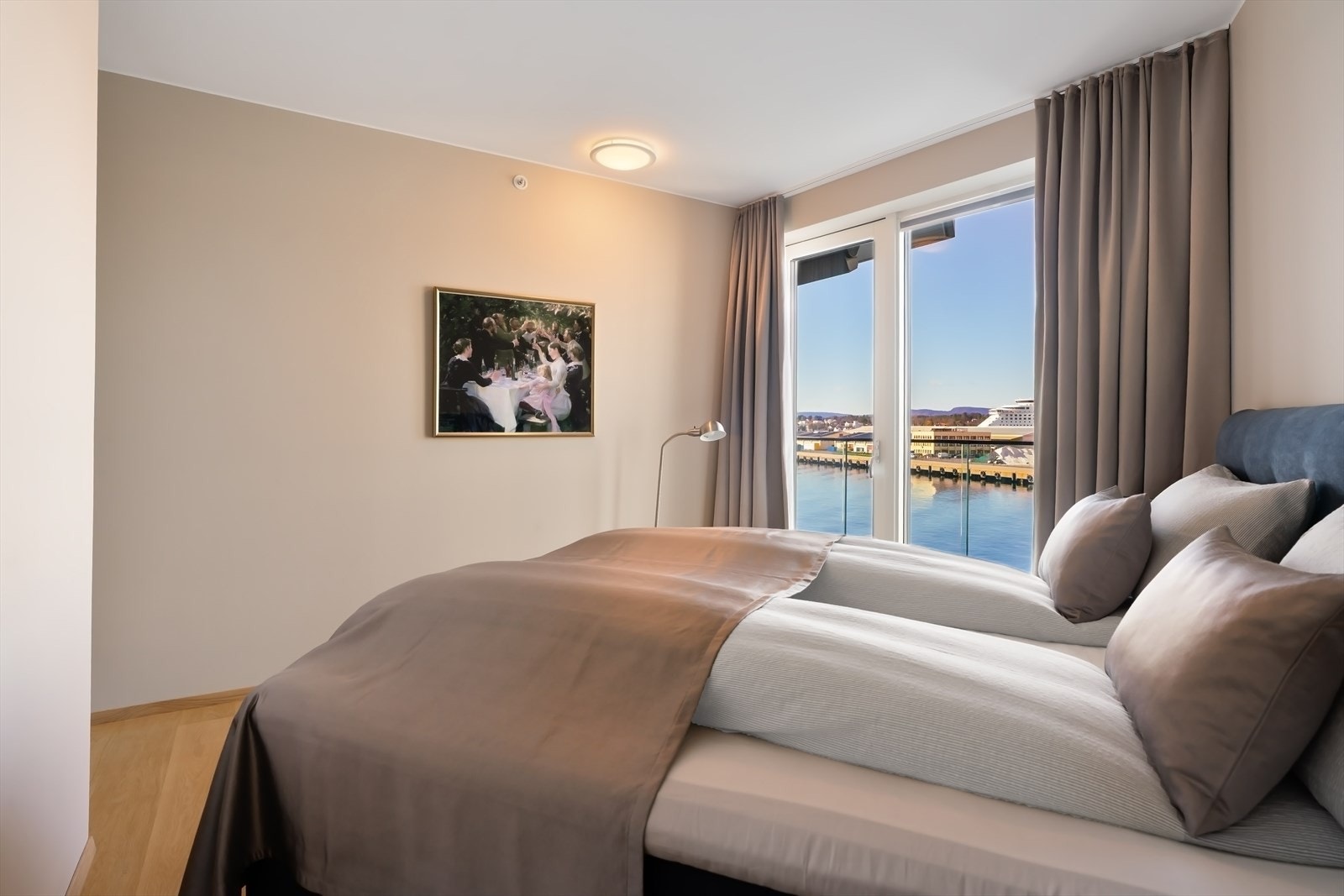 Man får mye luft inn til alle de tre soverommene siden de alle har utgang til terrasse Galleribilde