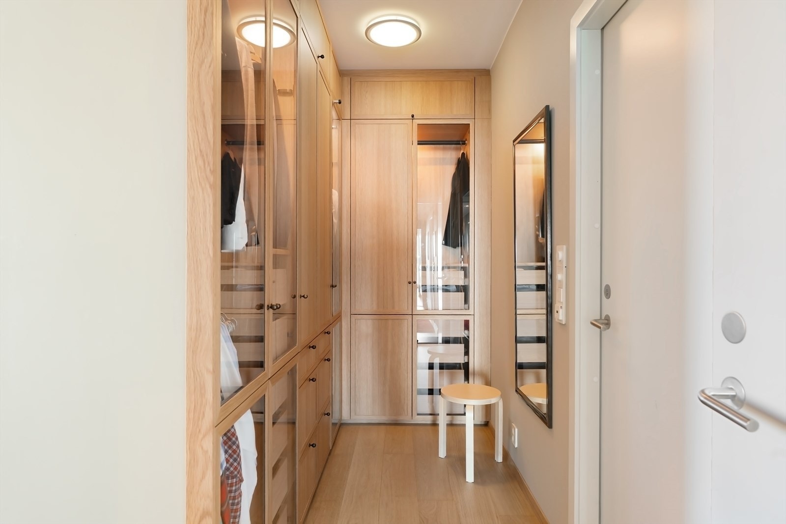 Det er rikelig med oppbevaringsplass i form av plassbygde skap med lys og gjennomført innredning fra Kvänum - både i entreen og på alle soverom Galleribilde