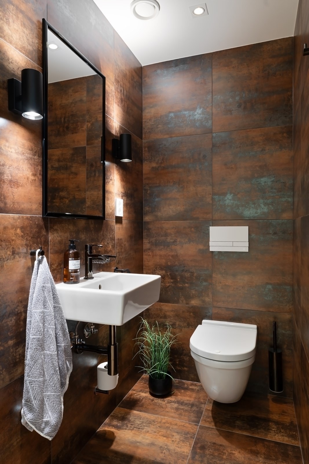 Separat toalettrom med elektriske varmekabler i gulv Galleribilde