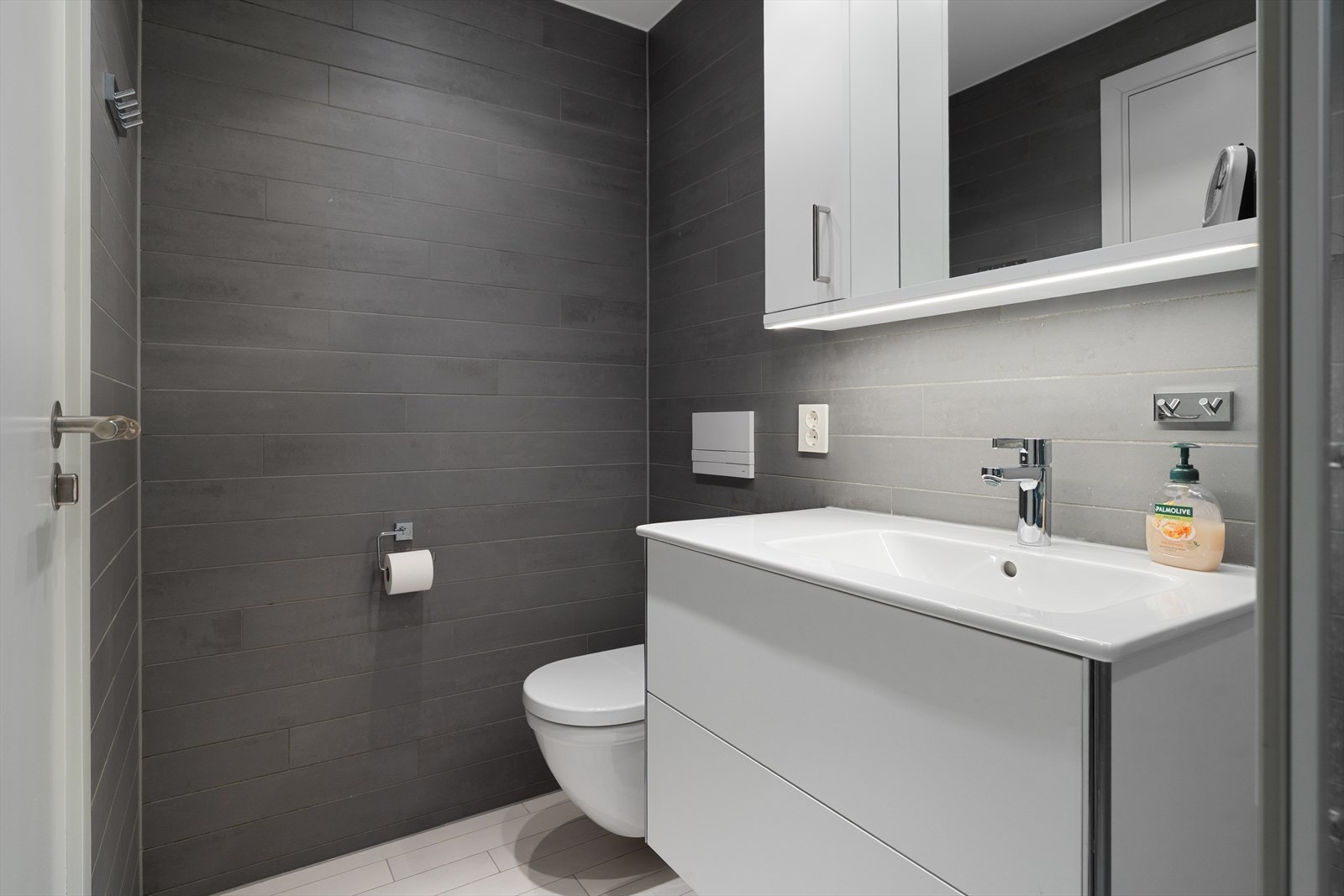 Bad 2 har enkel adkomst fra de to øvrige soverommene og stue/kjøkken Galleribilde