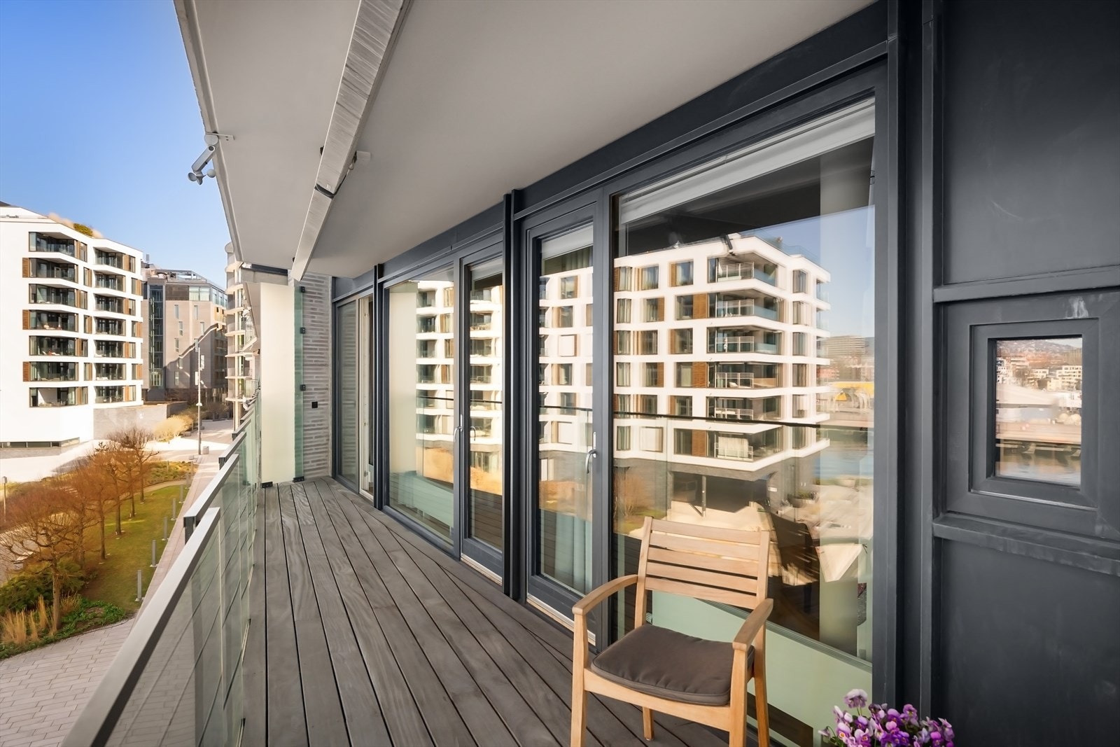 Utgang til terrasse fra alle de tre soverommene. Denne terrassen vender mot vest og er ca. 14 m2 Galleribilde