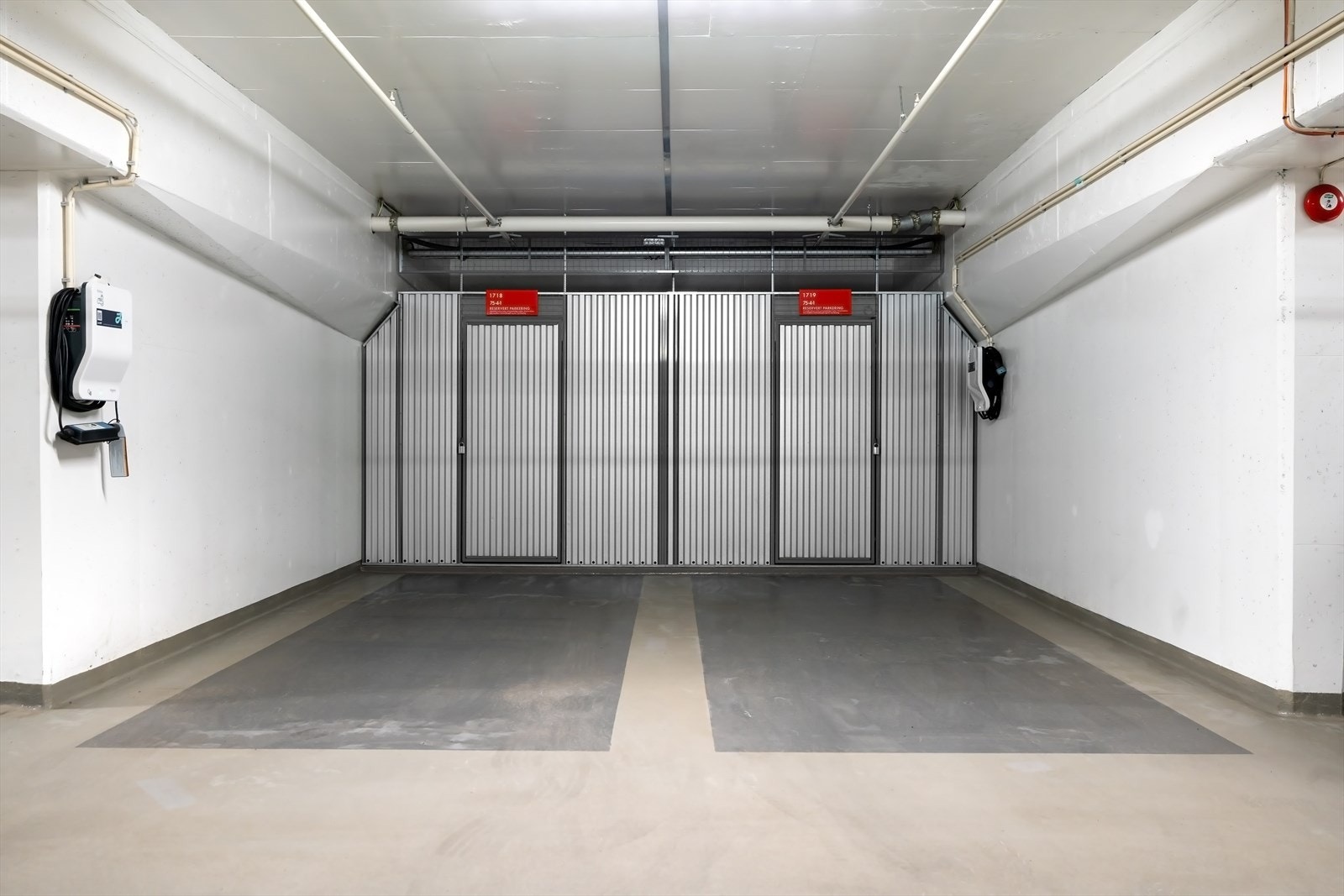 To garasjeplasser ved siden av hverandre medfølger. Beliggende på øverste garasjeplan. Innendørs adkomst via heis Galleribilde