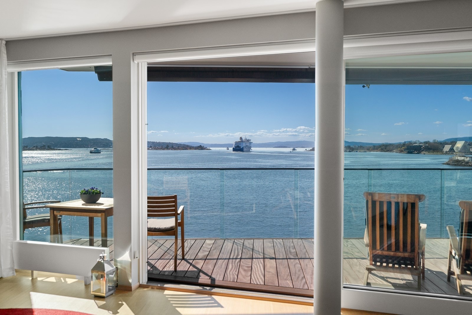 Leiligheten ligger høyt og fritt i 4.etg og har meget gode solforhold med ettermiddags- og kveldsso Galleribilde