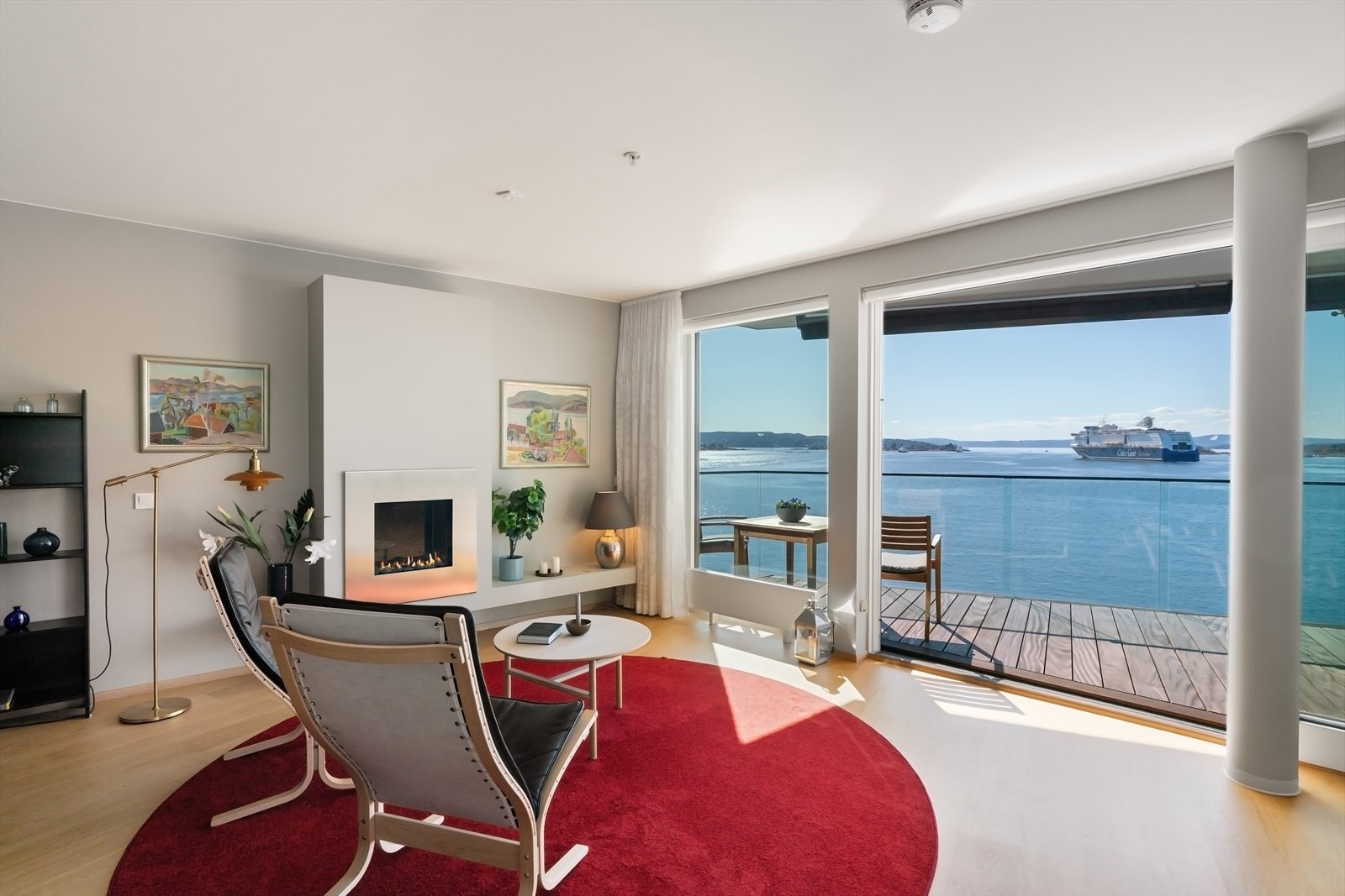 Leilighetens stue er stor og flott m/fjorden rett utenfor. Gasspeis som gir lun og trivelig følelse på kalde dager Galleribilde