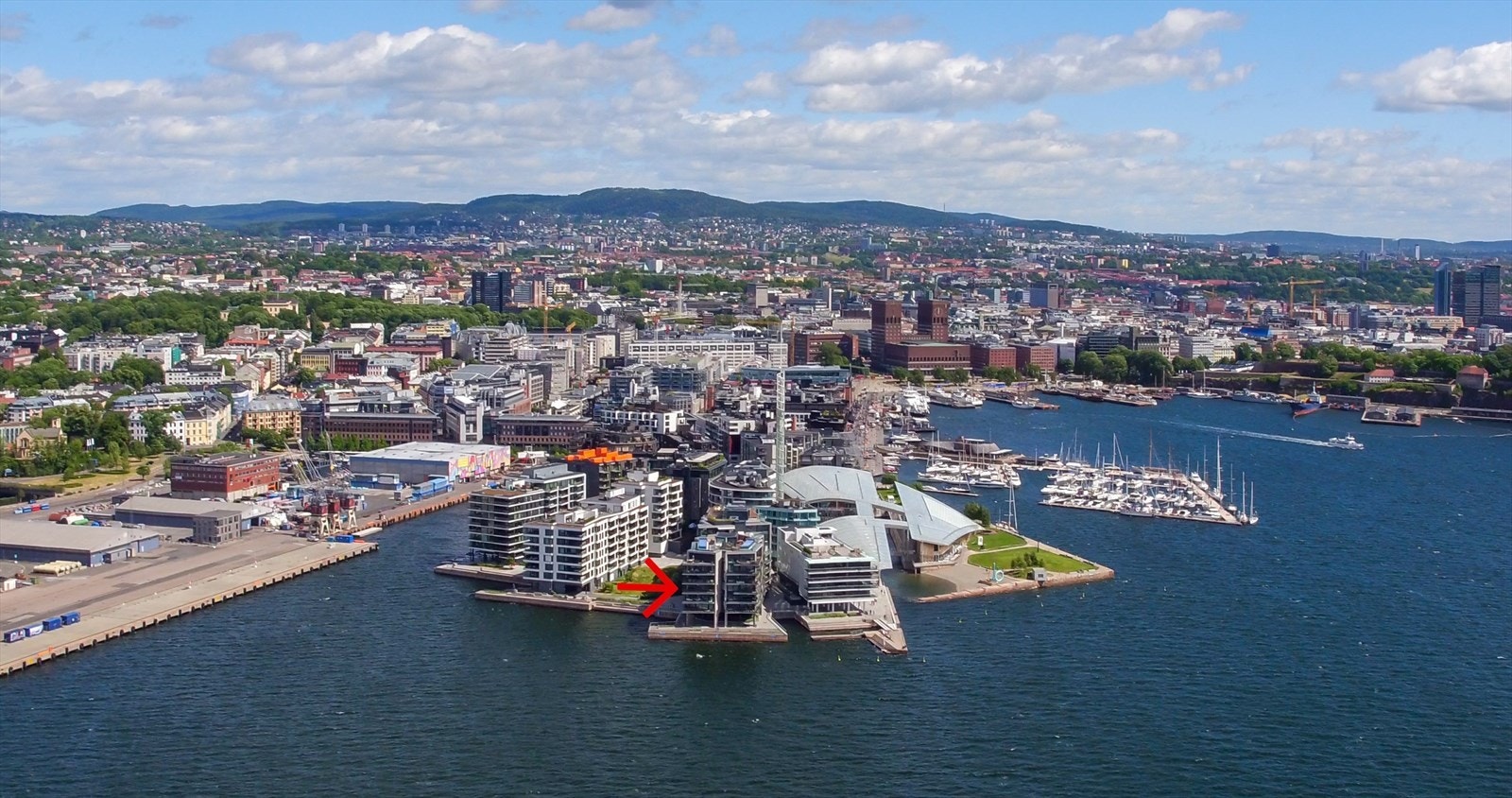 Velkommen til en sjelden mulighet i ettertraktede Kavringen Brygge 3 - en eksklusiv og romslig front-/hjørneleilighet beliggende i 4. etasje Galleribilde