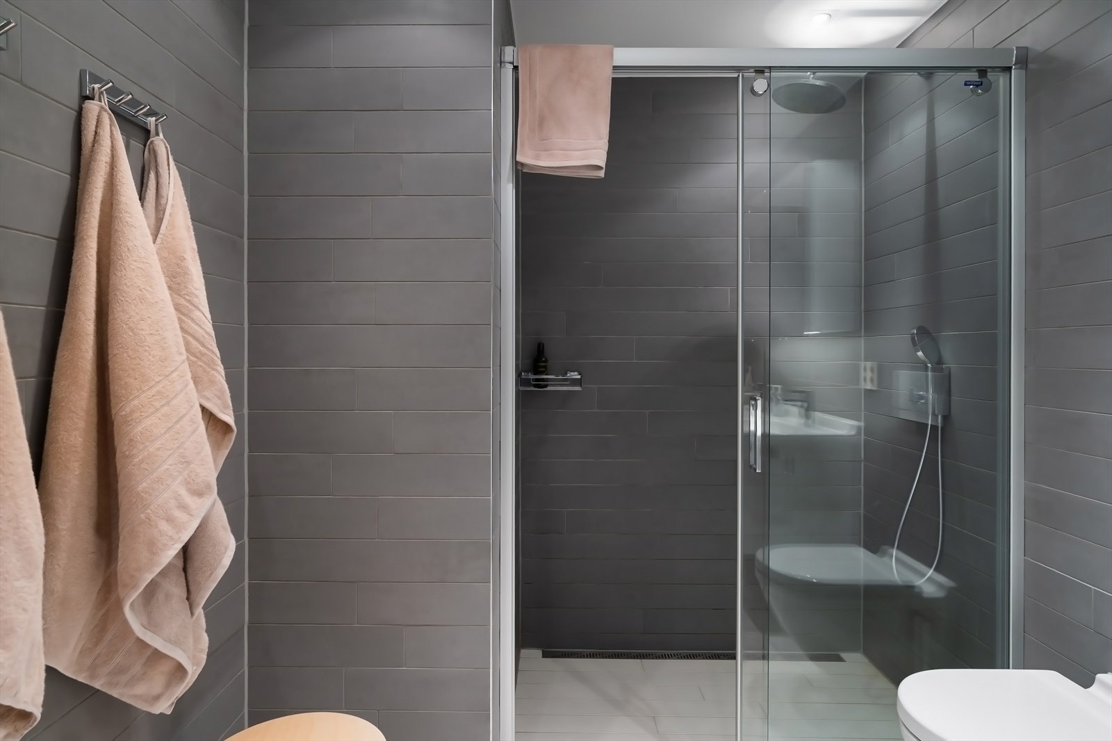 Flislagt gulv og elektriske varmekabler. Det er i tillegg et separat vaskerom Galleribilde