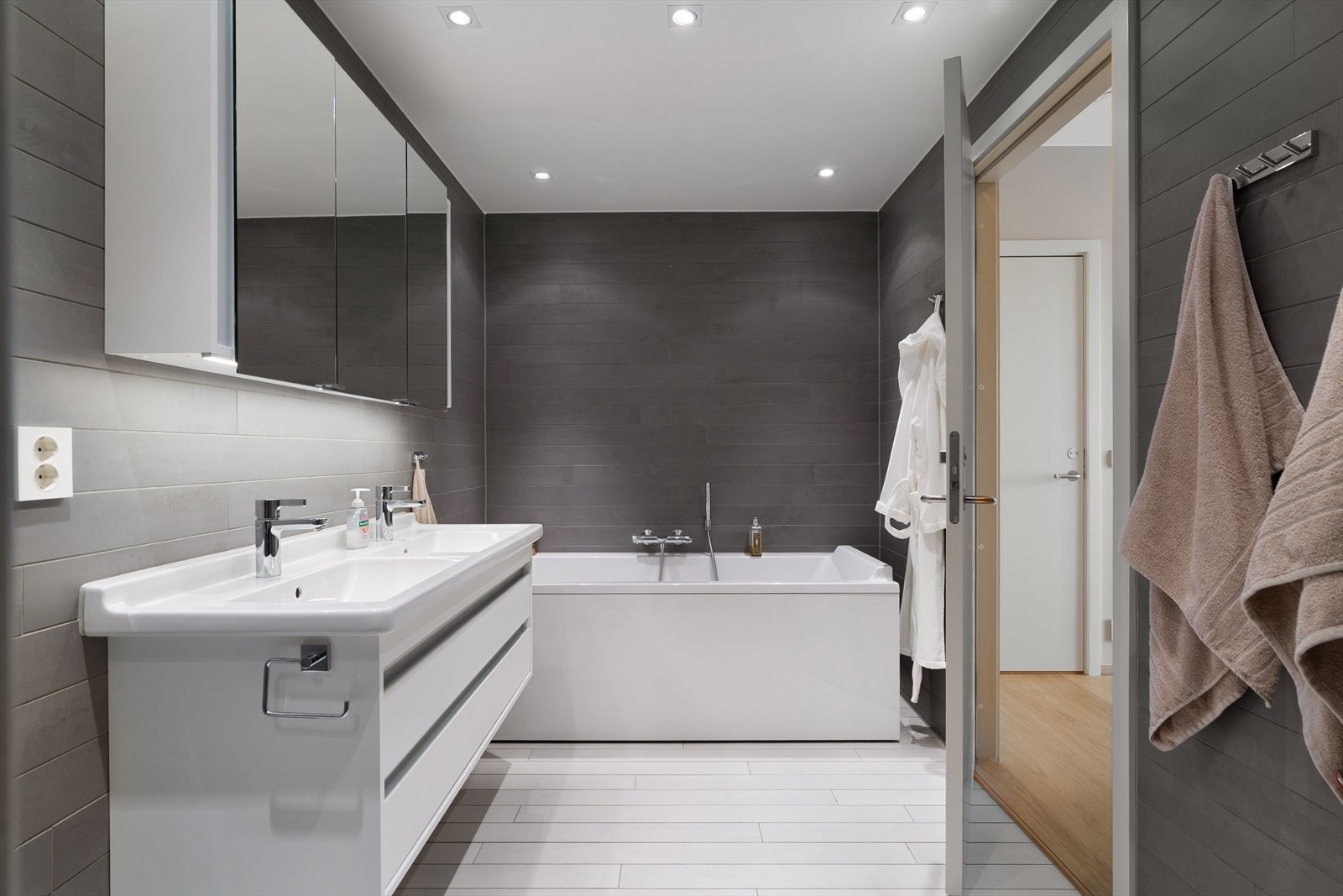 Gulvet og veggene er flislagte, det er montert downlights og det er elektriske varmekabler i gulvet Galleribilde