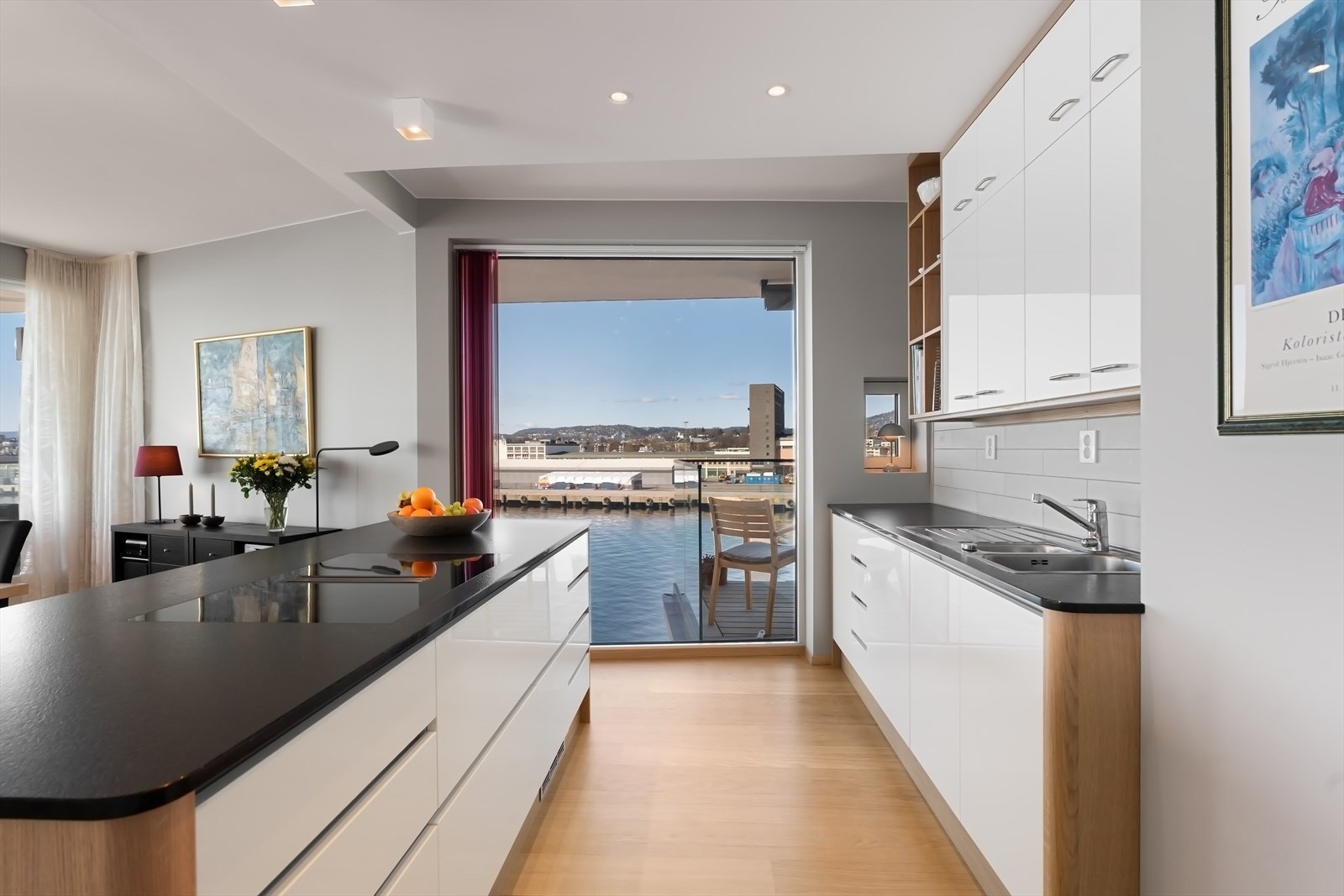 Kjøkkeninnredningen ble i hovedsak fornyet i 2024 i forbindelse med en ombygging der veggen mot stuen ble fjernet, noe som skapte en mer åpen og sosial sone Galleribilde