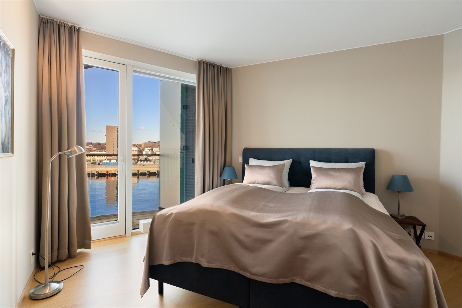 "Avdeling" med hovedsoverom, garderobe og hovedbad Galleribilde