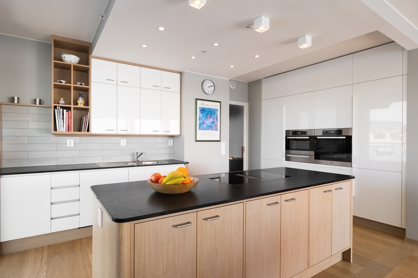 Integrerte hvitevarer av høy kvalitet; herunder platetopp med ventilator, kjøleskap, oppvaskmaskin, to stekeovner og en varmeskuff - alt fra Miele Galleribilde