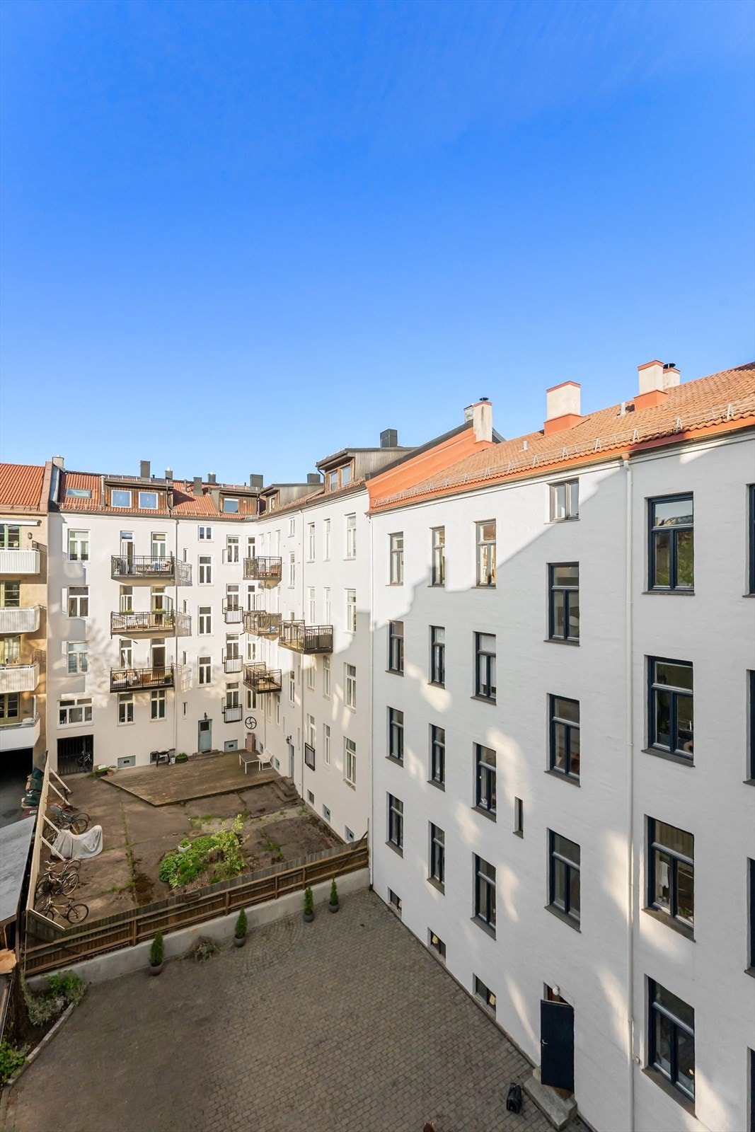 Soverommet er vendt mot rolig bakgård Galleribilde