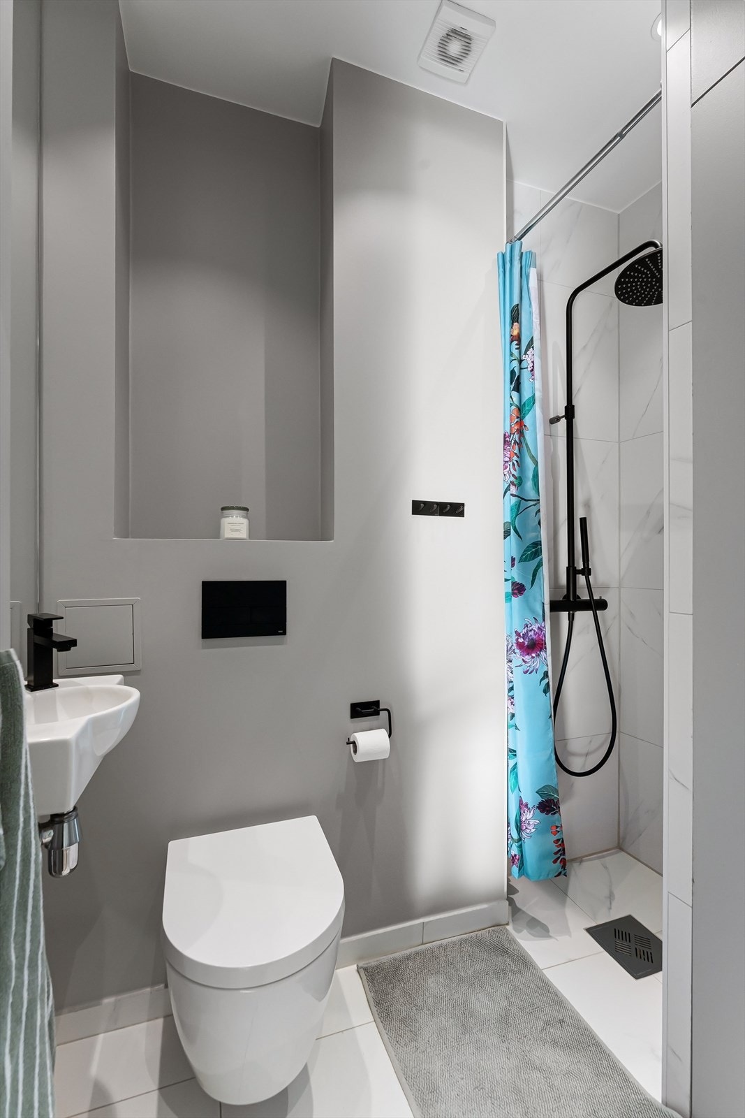 Badet ble pusset opp i 2017 - Det er flislagt i dusjsonen og malt på øvrige vegger Galleribilde