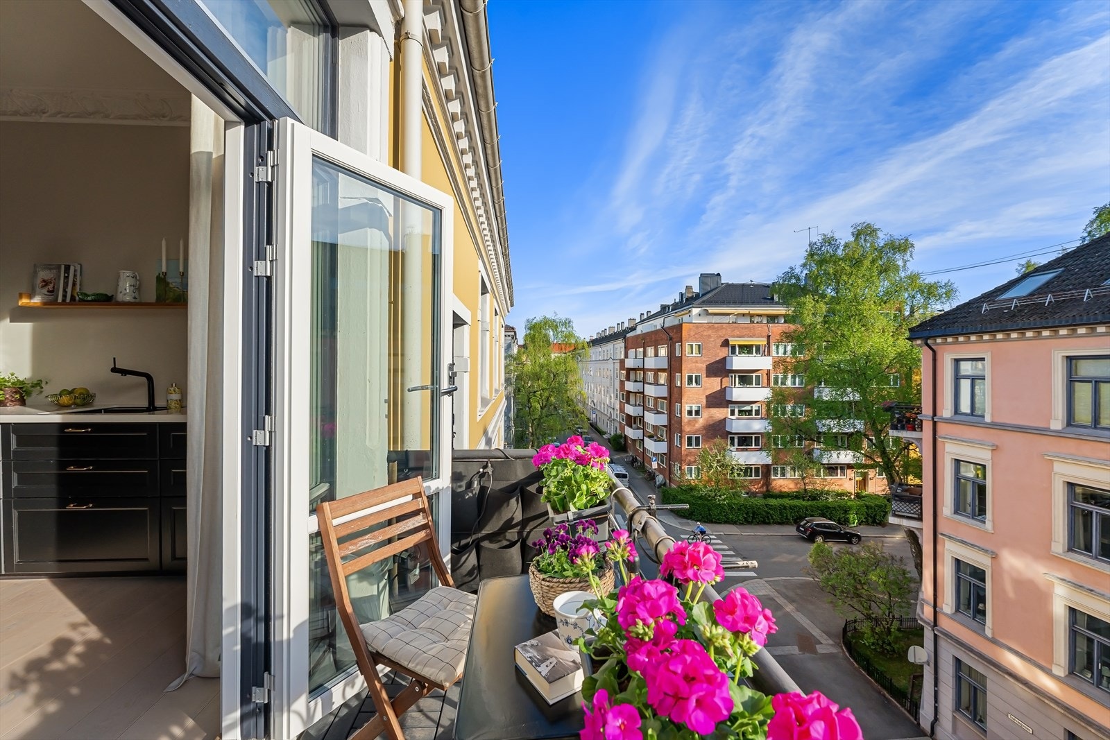 Solrik toppleilighet med sørvestvendt balkong for optimale solforhold Galleribilde