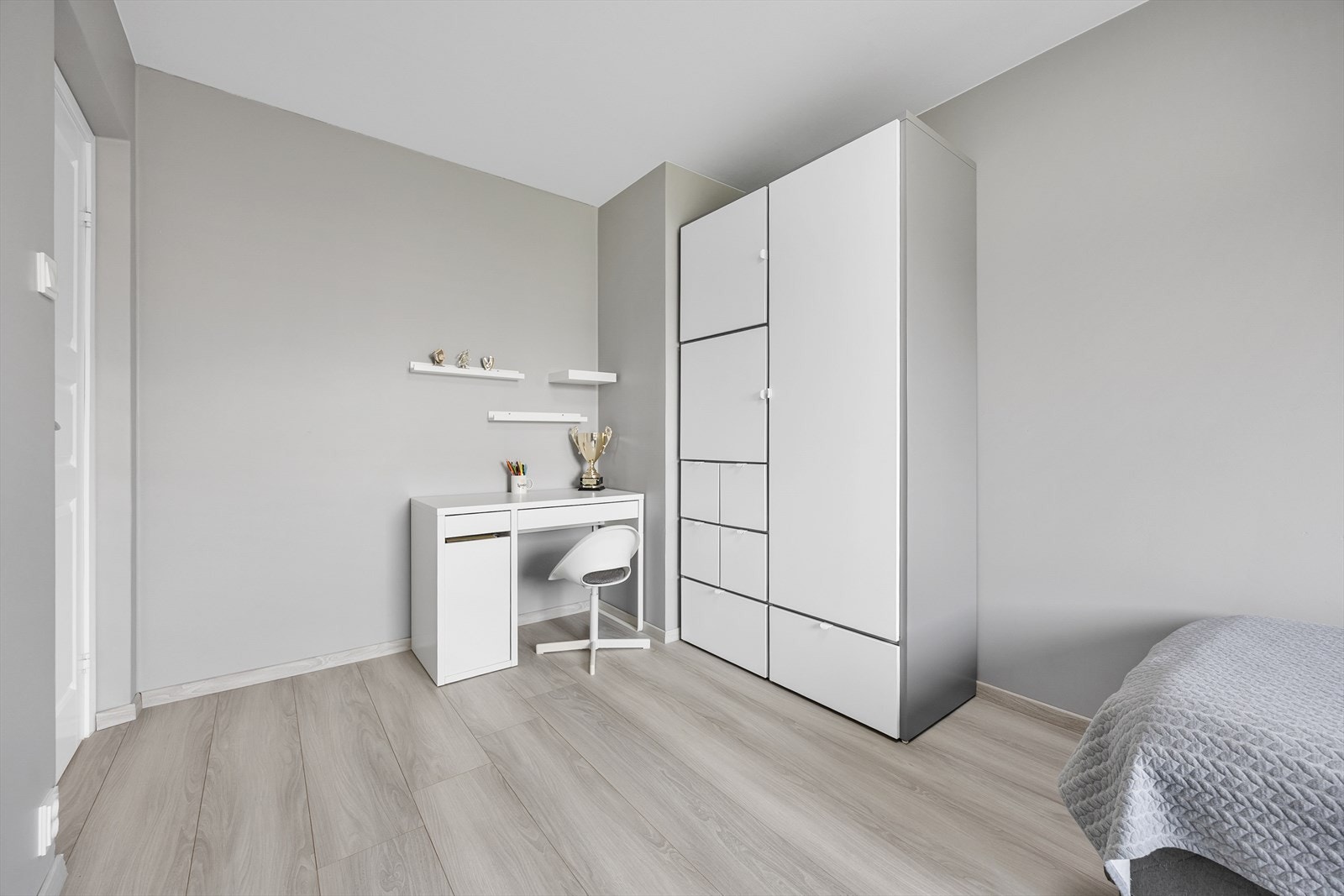 Soverom med innebygd skap og arbeidsplass. Galleribilde