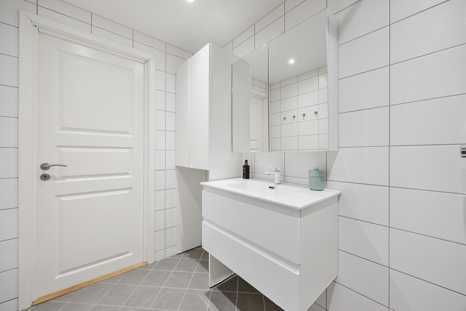 Bad med praktisk oppbevaringsplass og stilrent interiør. Galleribilde