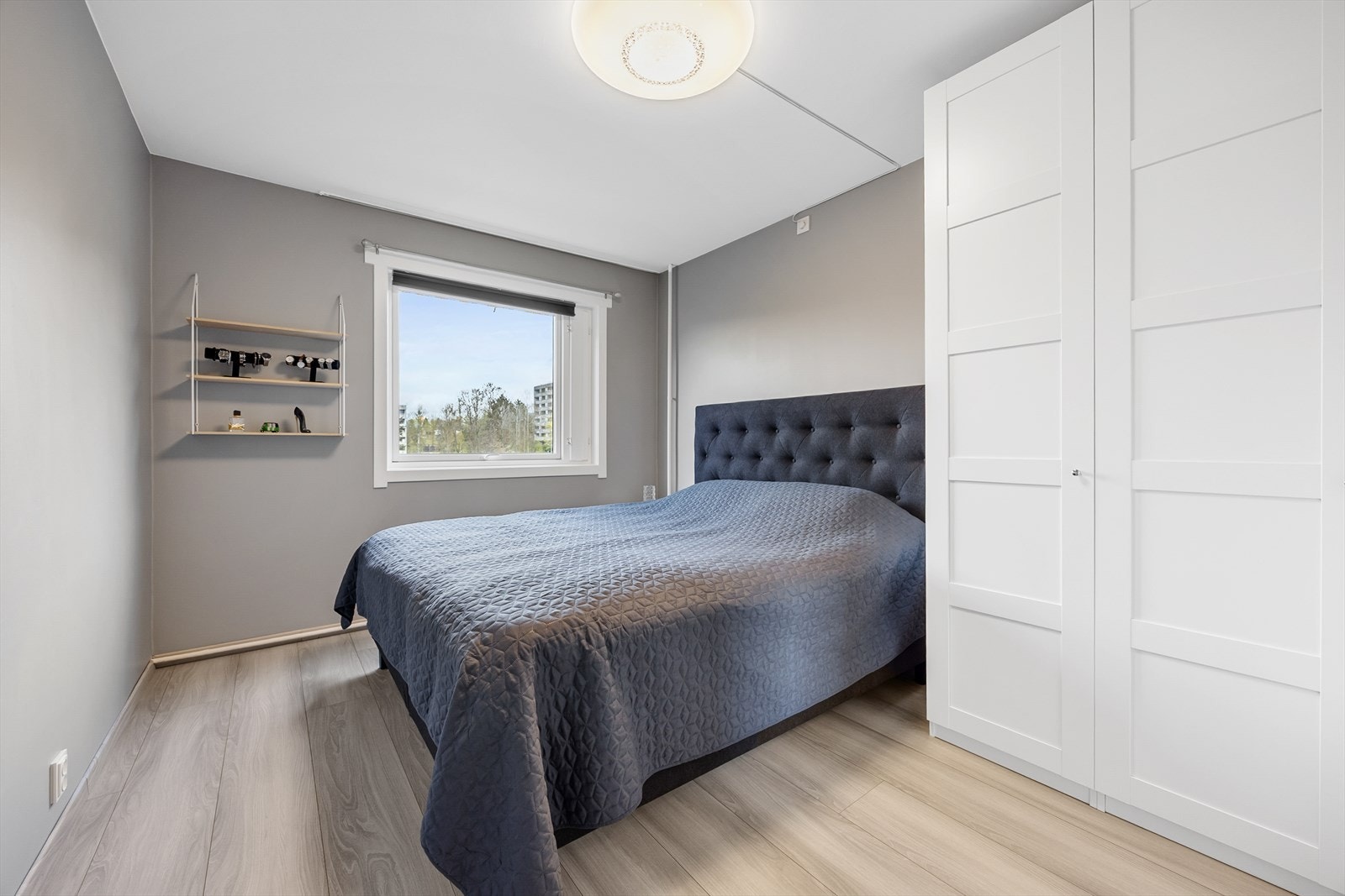 Hovedsoverom med innebygd garderobe og plass til dobbeltseng. Galleribilde