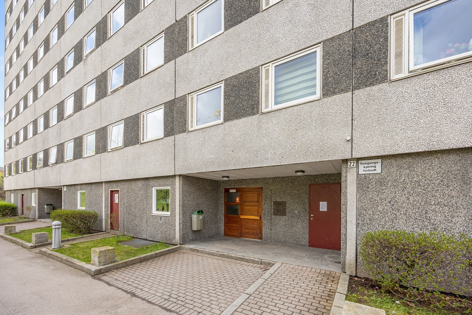 Velholdt fasade med praktisk inngangsparti. Galleribilde