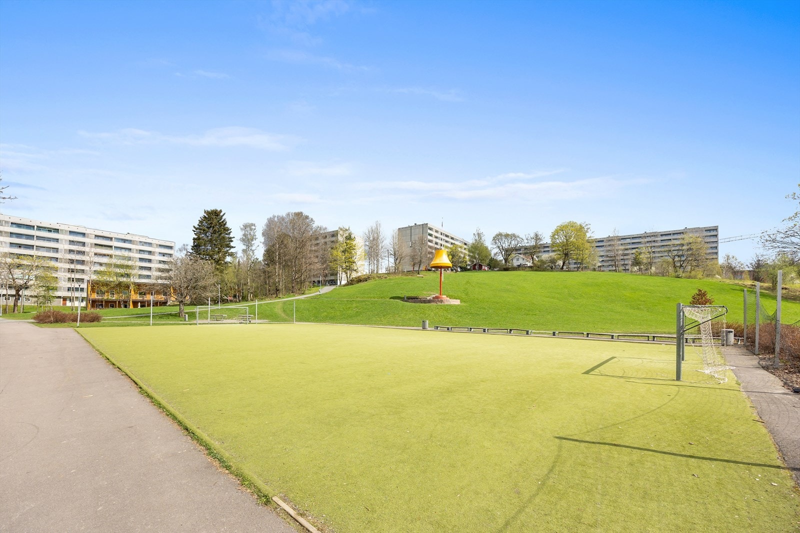 Flott område med fotballbane og lekeplass for hele familien. Galleribilde