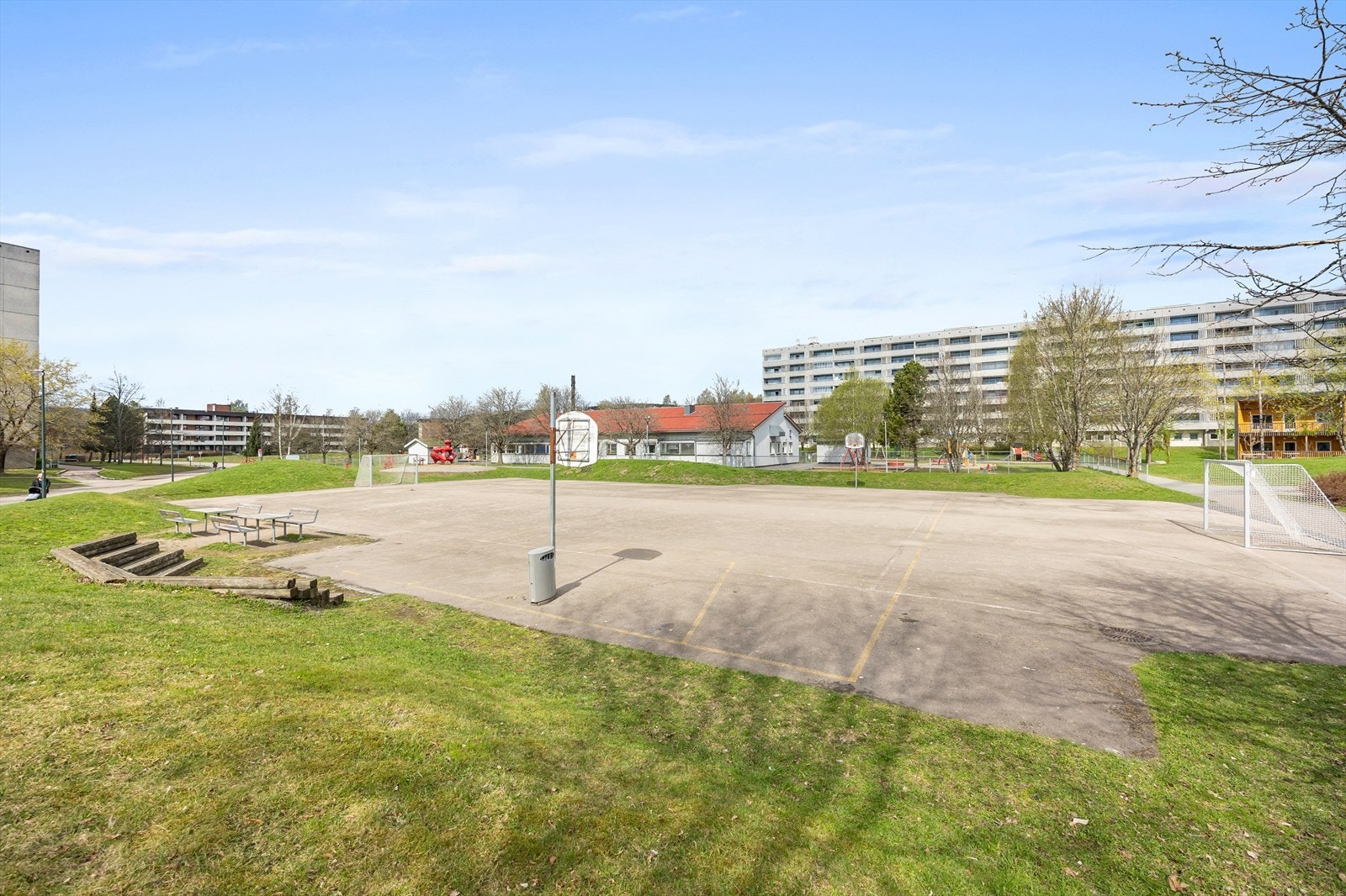 Nærområdet tilbyr basketballbane og lekeplass for barn. Galleribilde