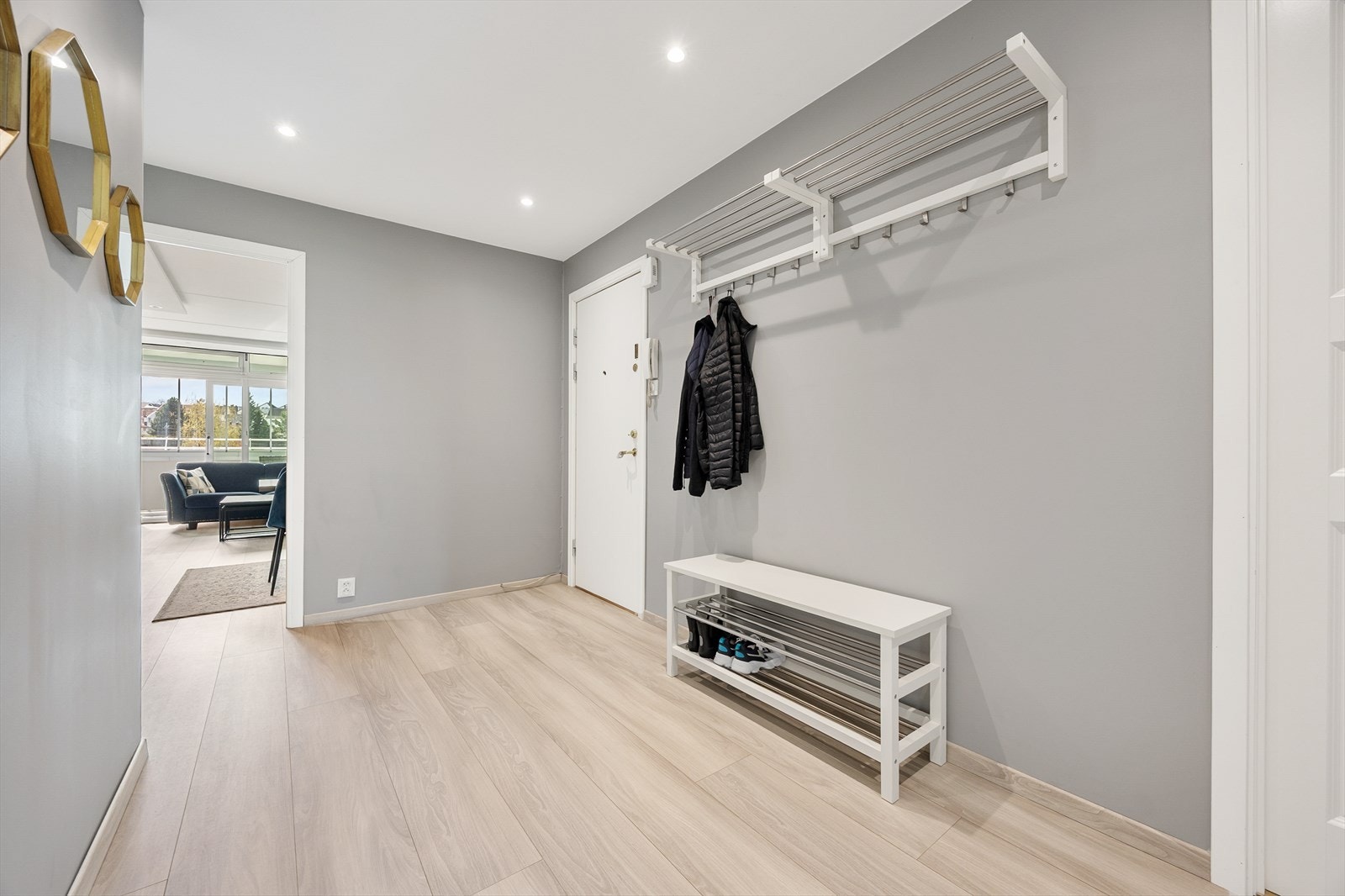 Lys og åpen gang som gir tilgang til stue og soverom. Galleribilde