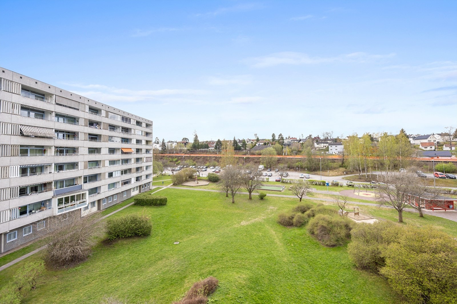 Leilighetskompleks med velholdt grøntområde. Galleribilde
